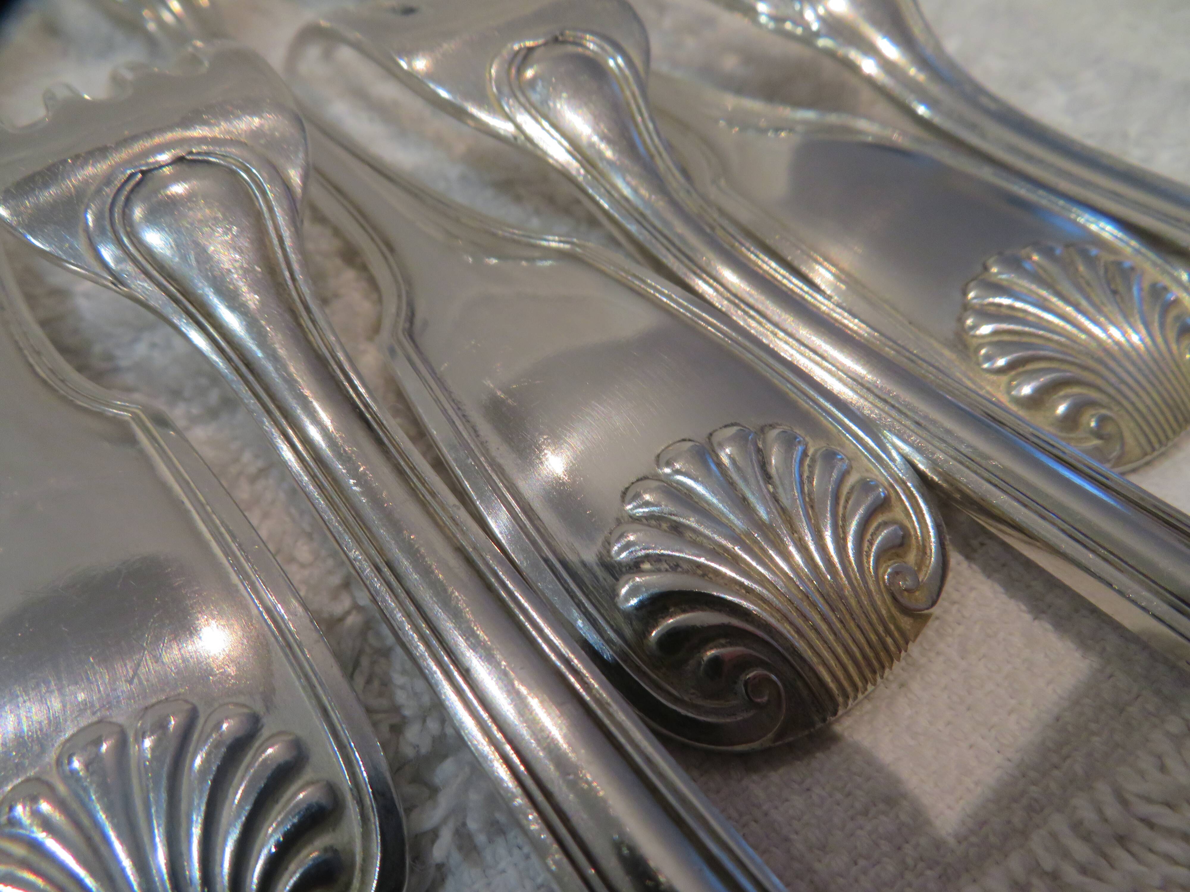 12 silver plated dessert forks, goldsmith Frionnet shell 18.3cm