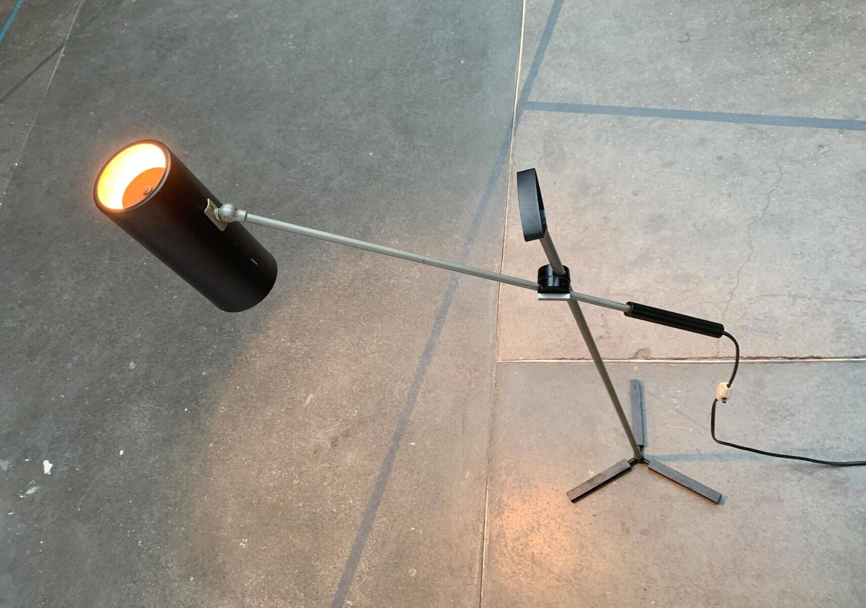 Lampe sur pied minimaliste modèle 8028 de style milieu du siècle par J.J.M. Hoogervorst pour Anvia