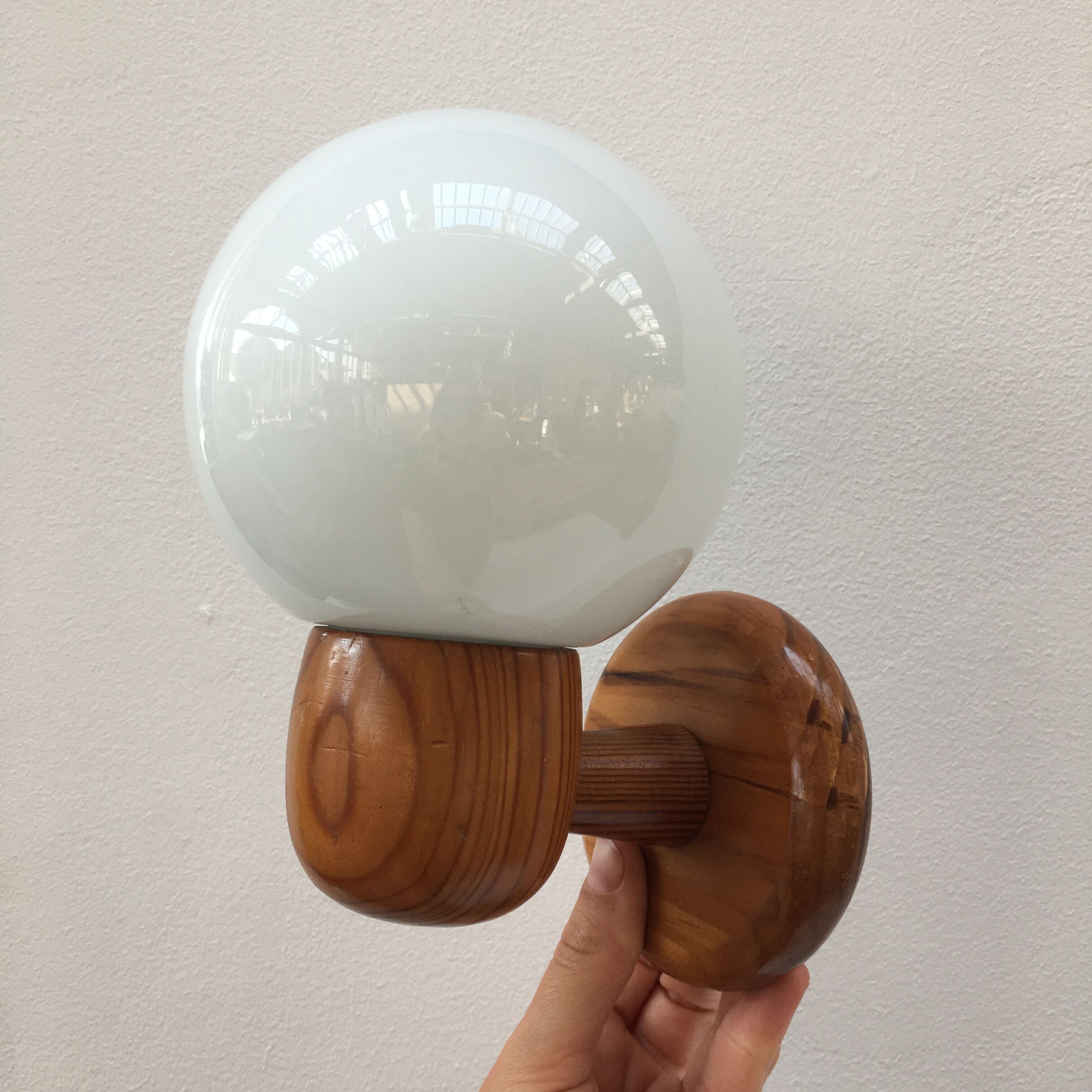 Modernist wall lamp in pine and opaline