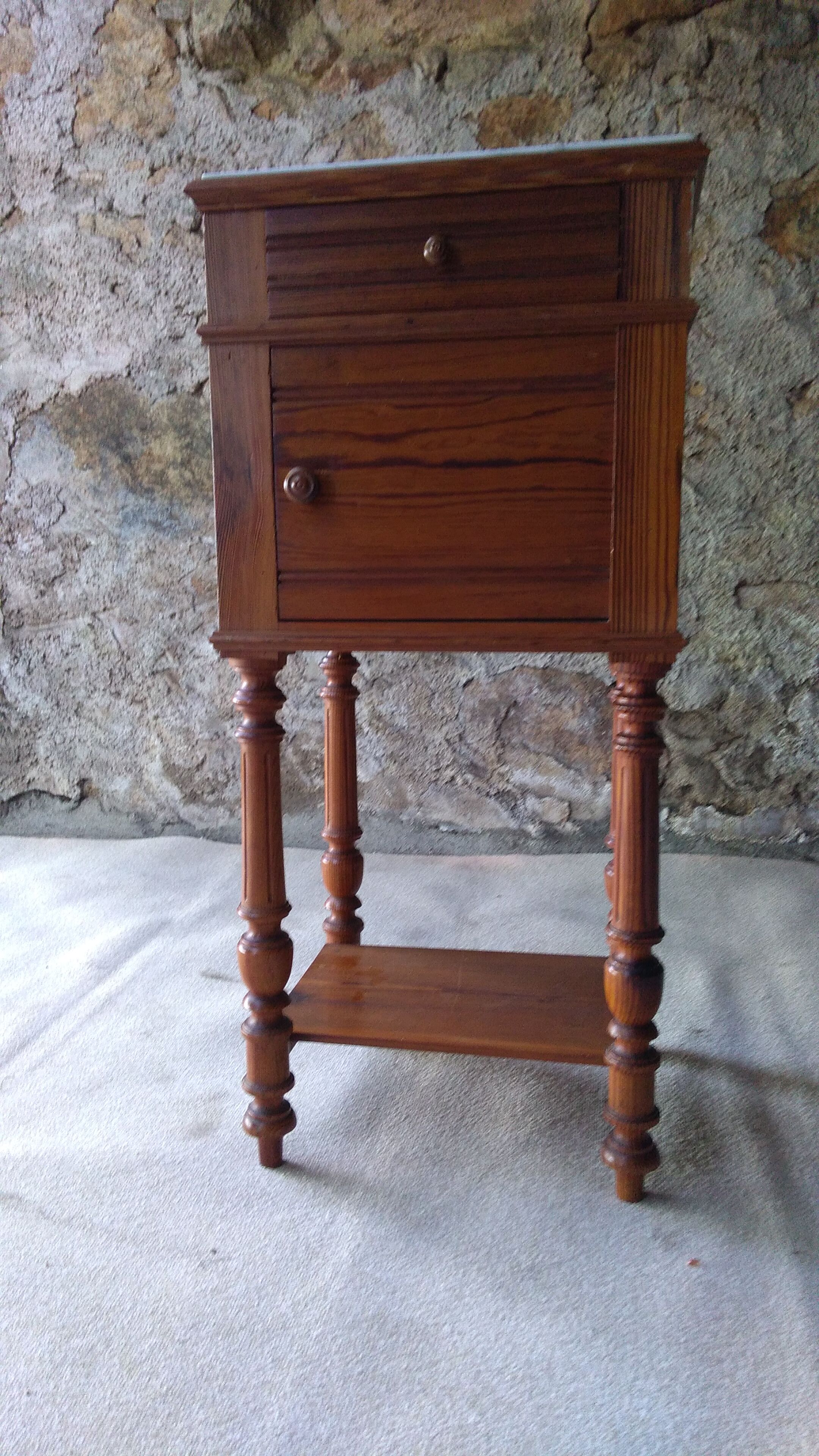 Table de chevet en pitchpin