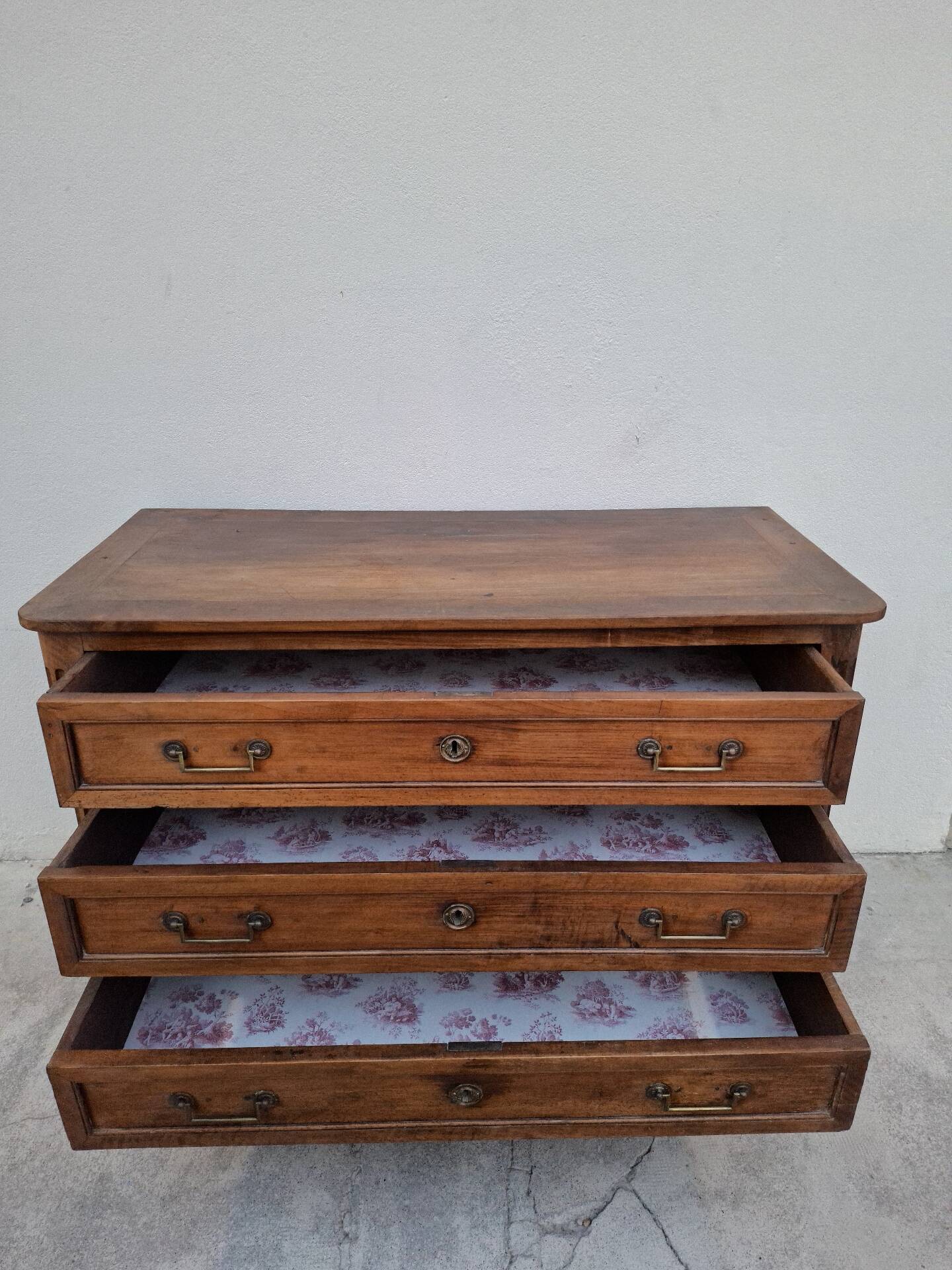 Louis XV style commode in solid walnut, 19th century rustic.
