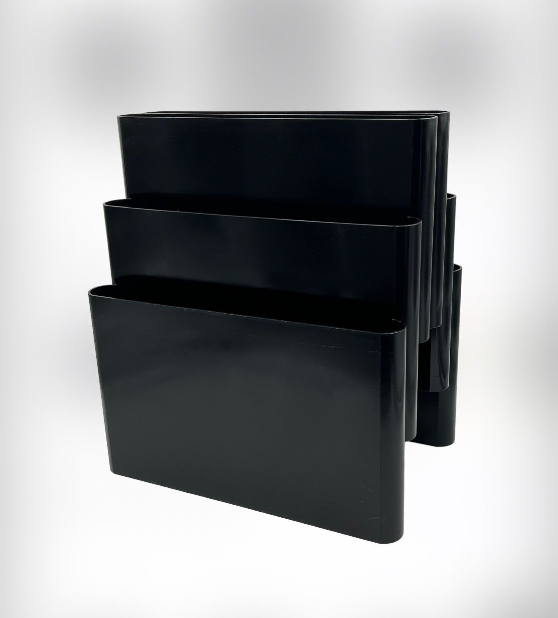 Magazine holder by Giotto Stoppino for Kartell 1970