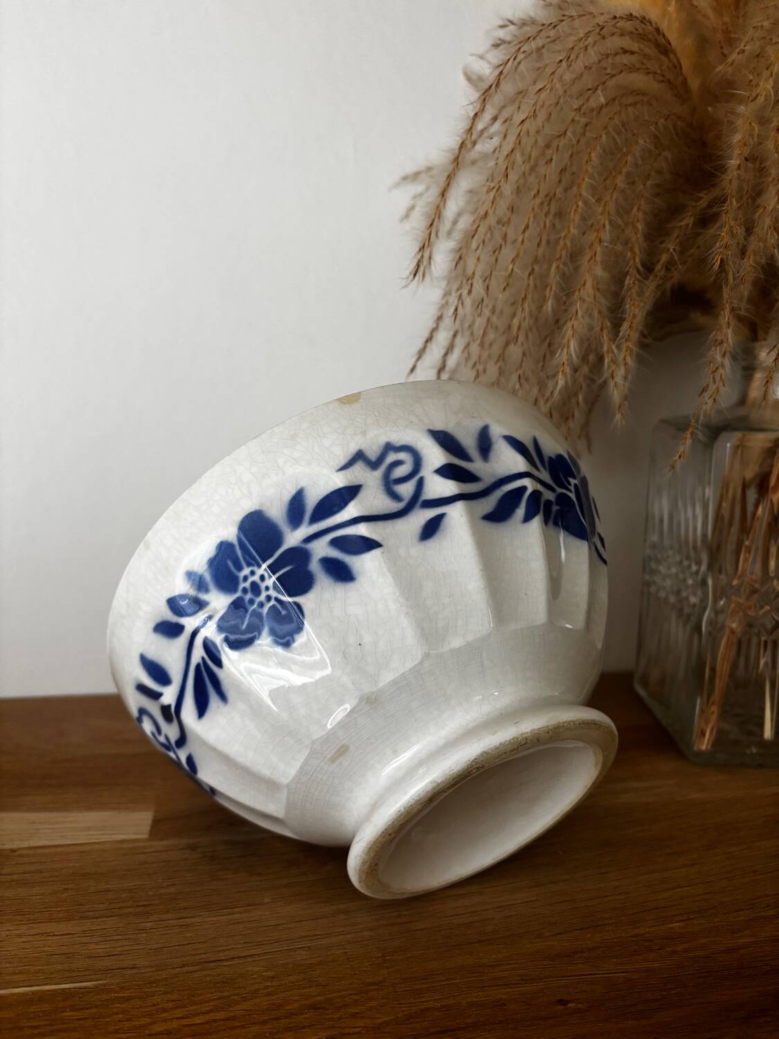 Bol ancien en faïence à décor de fleurs bleues