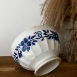 Bol ancien en faïence à décor de fleurs bleues