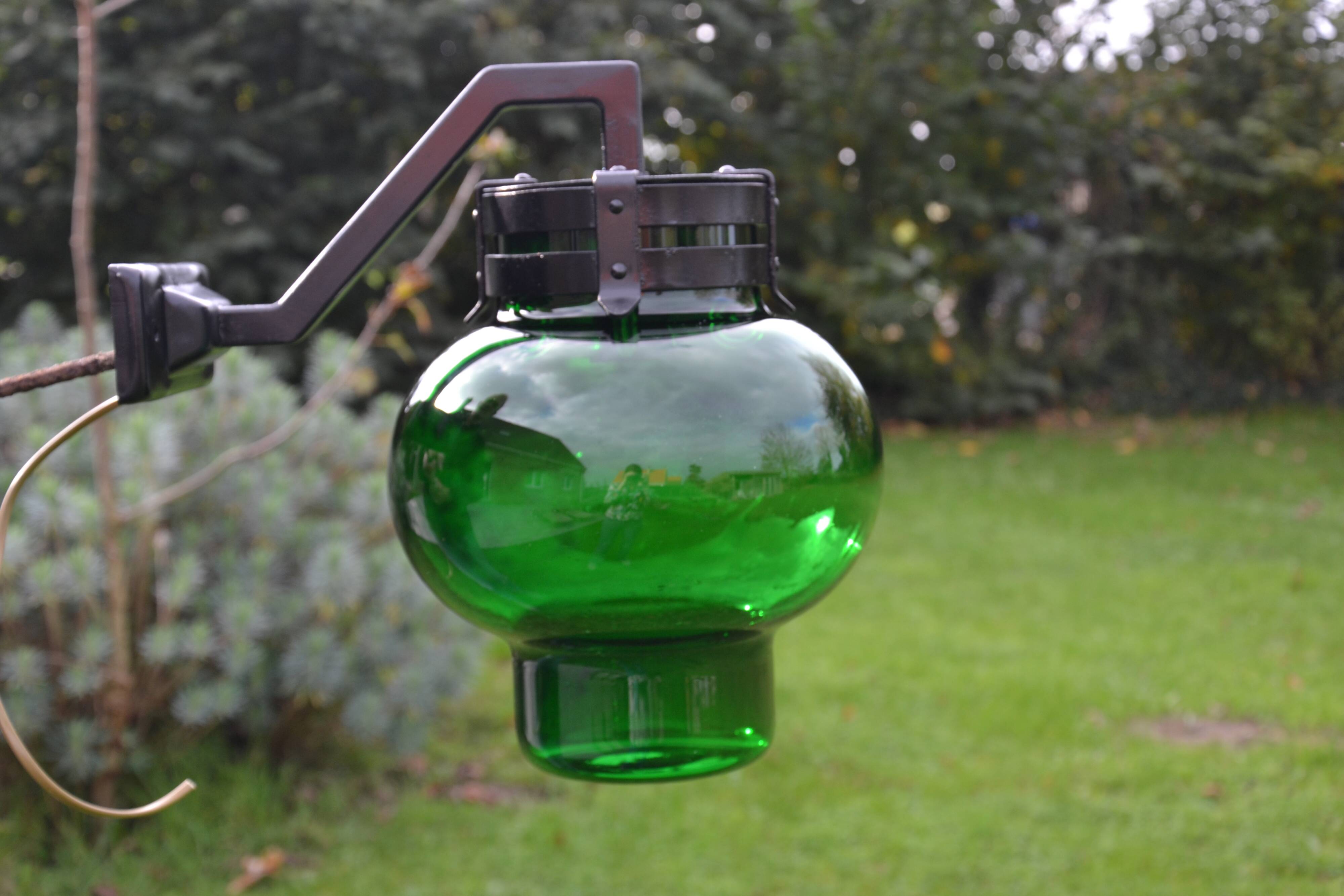 Imposing wall light in thick glass and vintage riveted steel