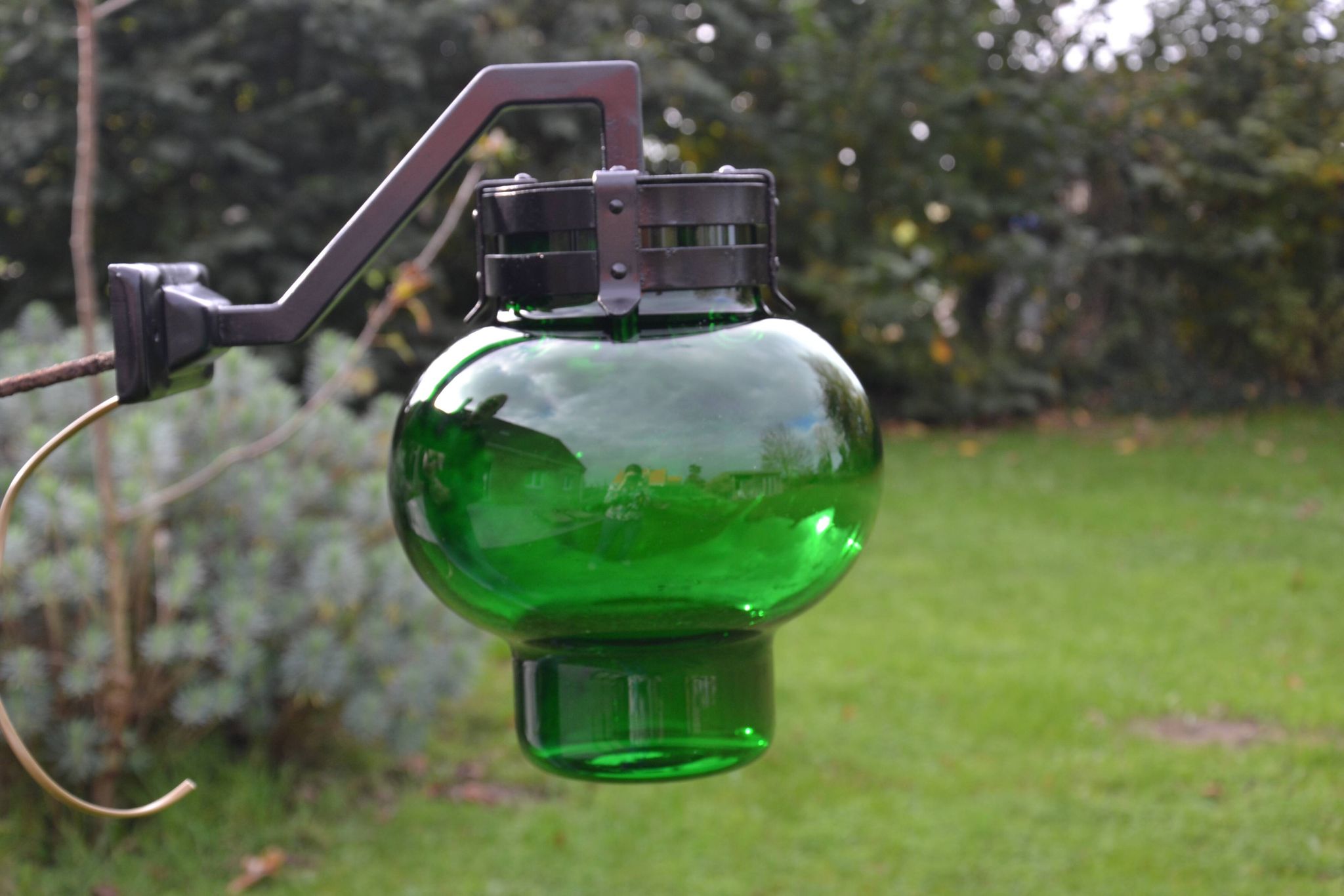 Imposing wall light in thick glass and vintage riveted steel