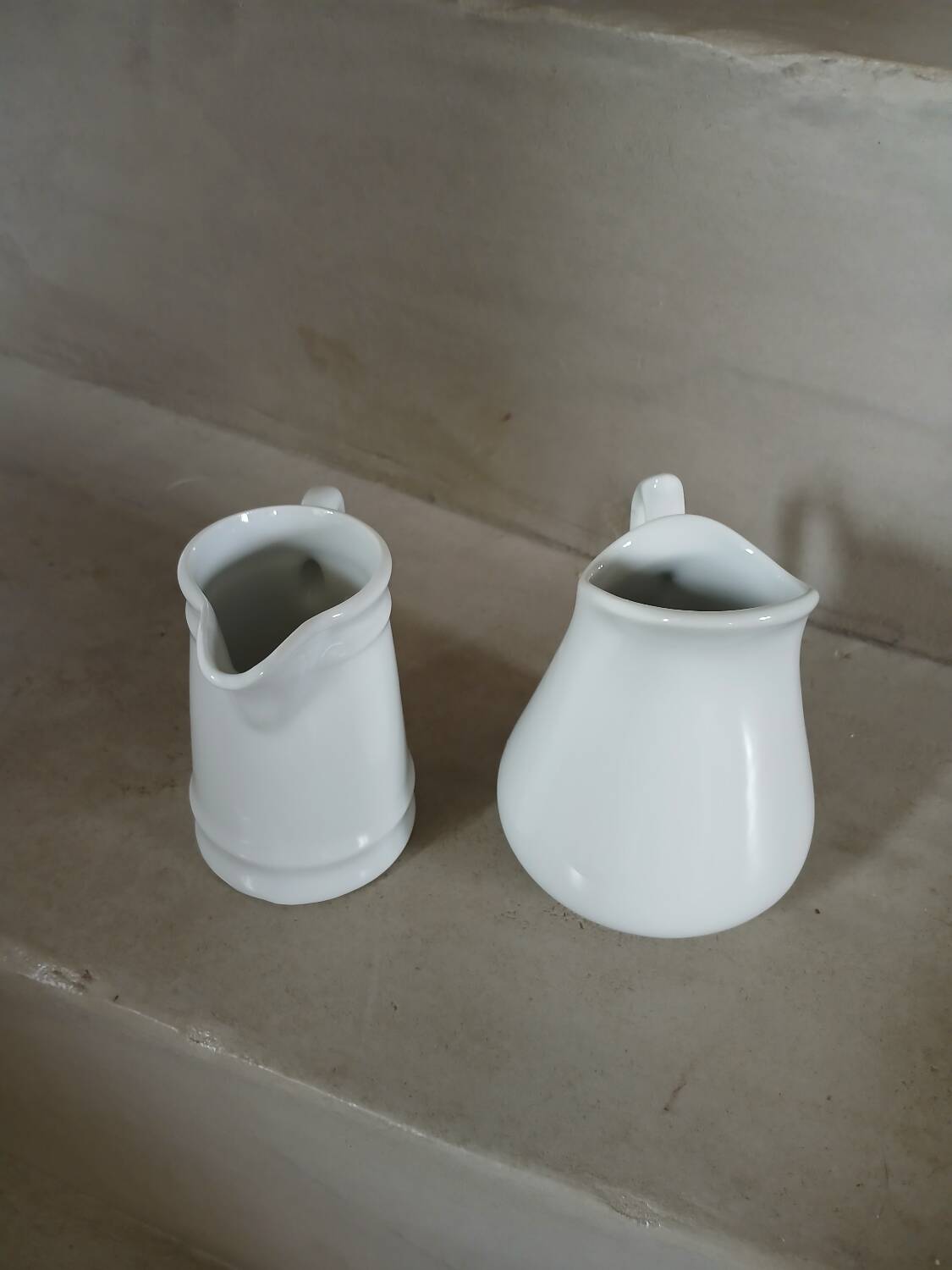 2 petits pichets en porcelaine blanche