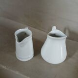 2 petits pichets en porcelaine blanche