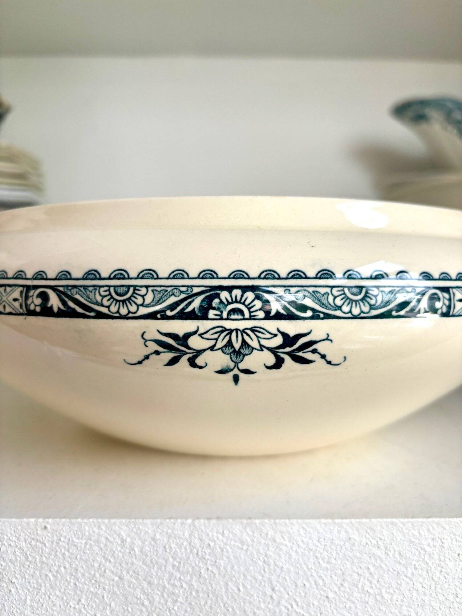 Longchamp salad bowl in iron earth, “Lily” service