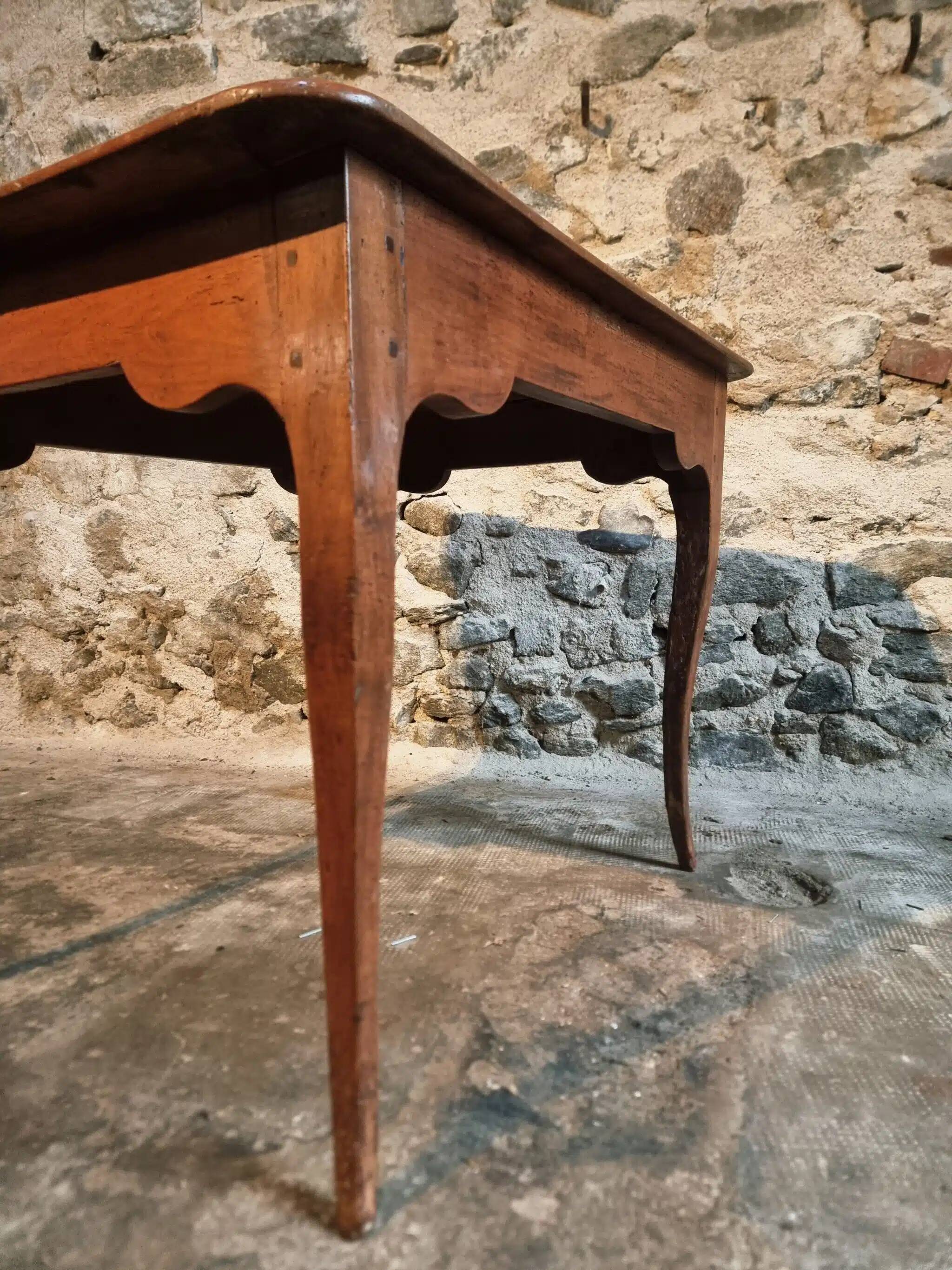 French side table in cherry wood, late 18th century.