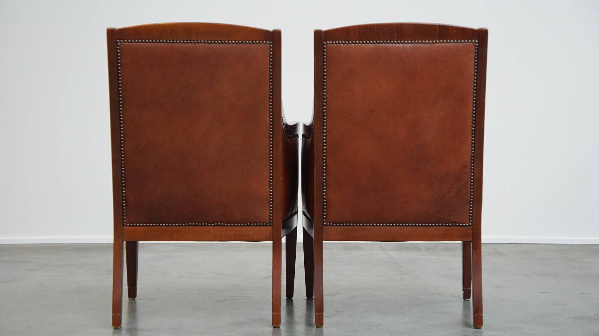 Majestic, luxurious set of 2 cognac-colored cowhide leather Art Deco design armchairs