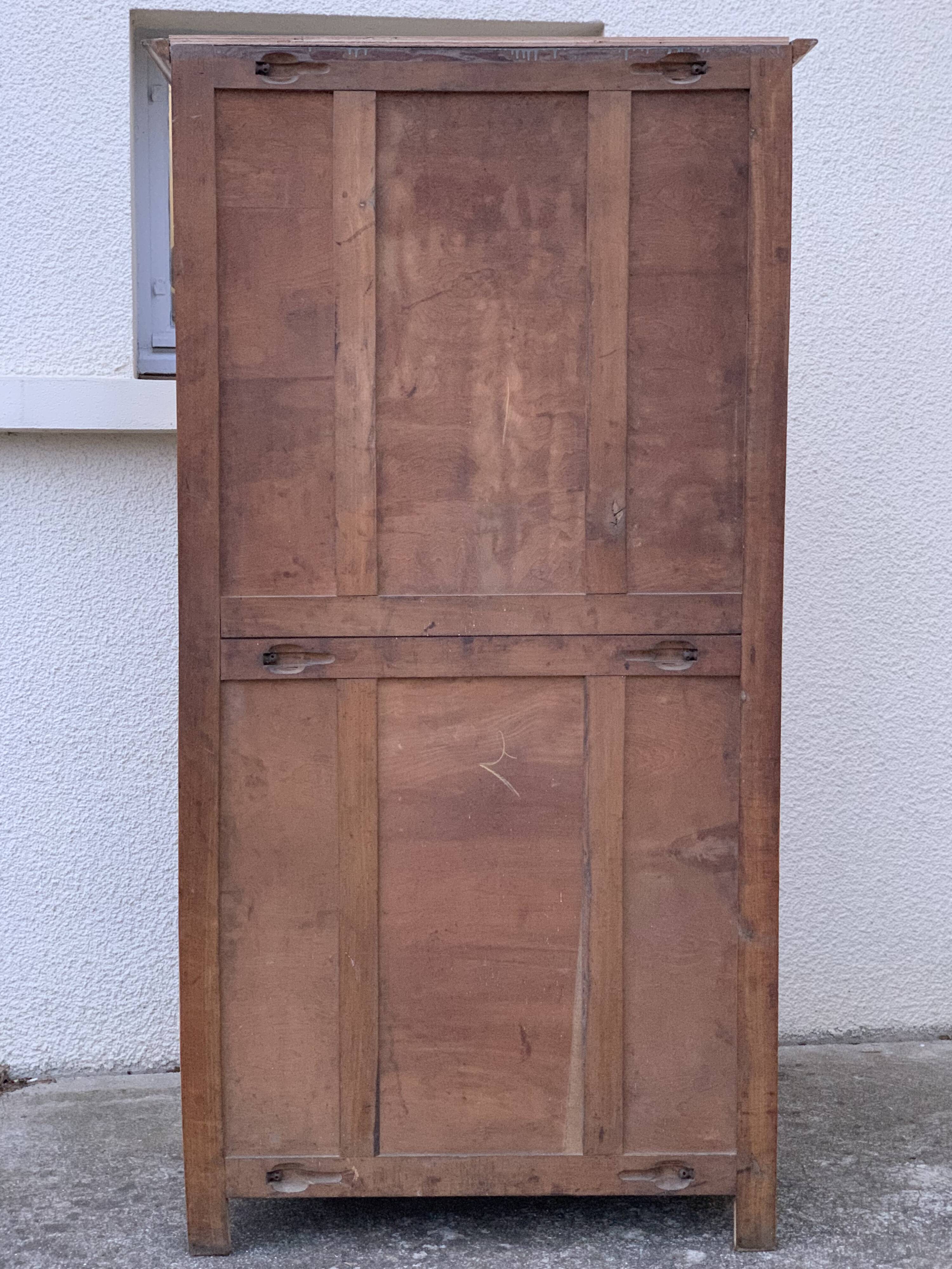 Armoire parisienne panneautée en bois brut, 1930