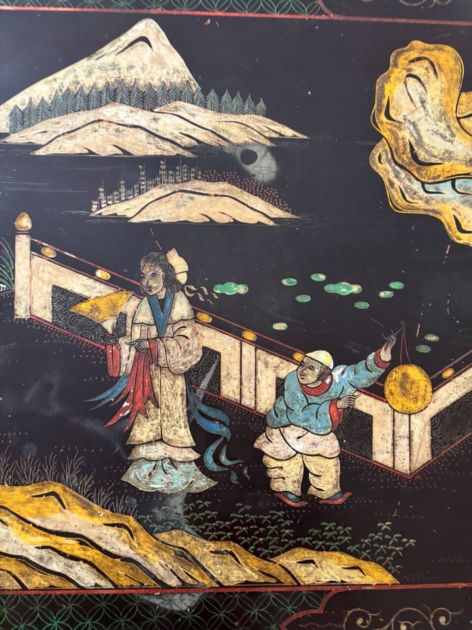 Chinese black lacquer coffee table with figurative decoration – Coromandel style – 20th century.