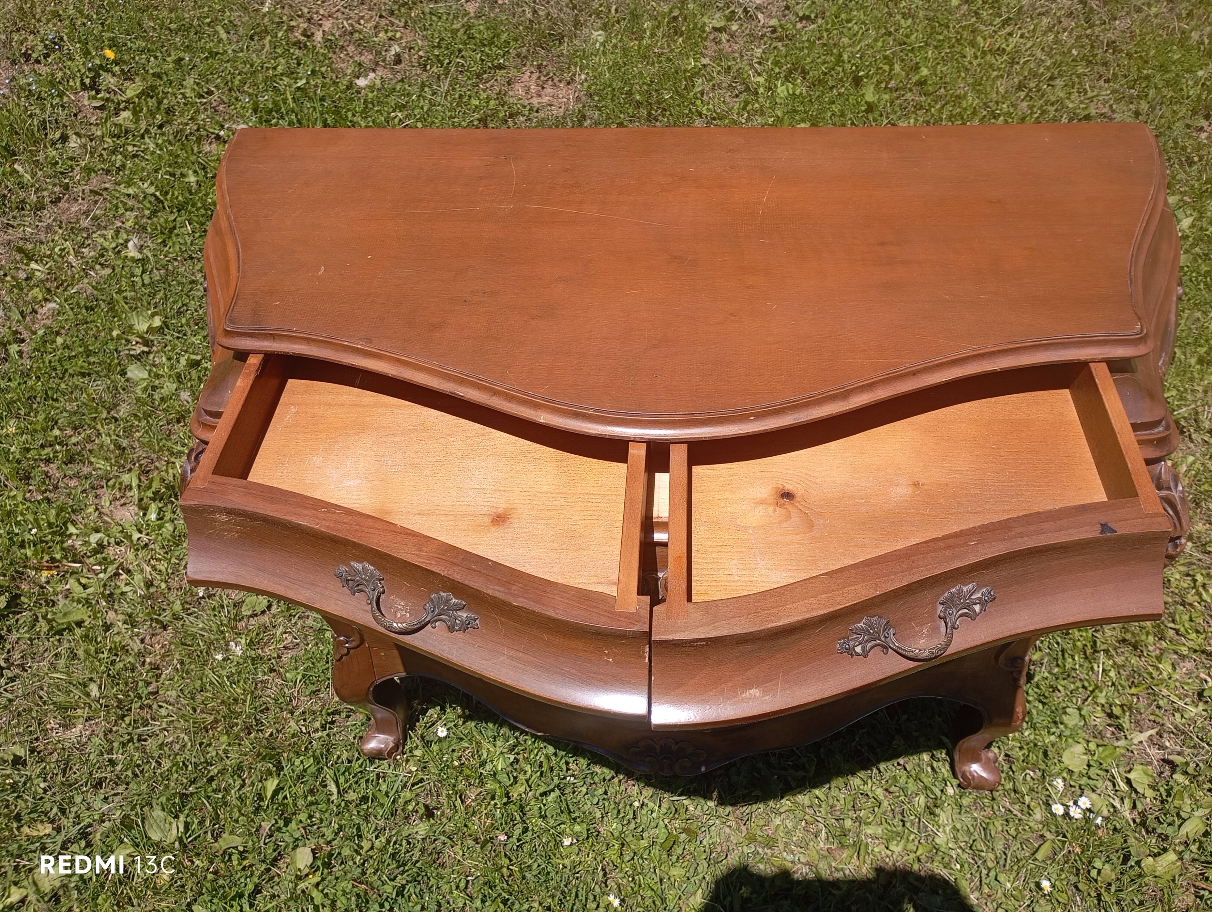 Tomb-shaped commode