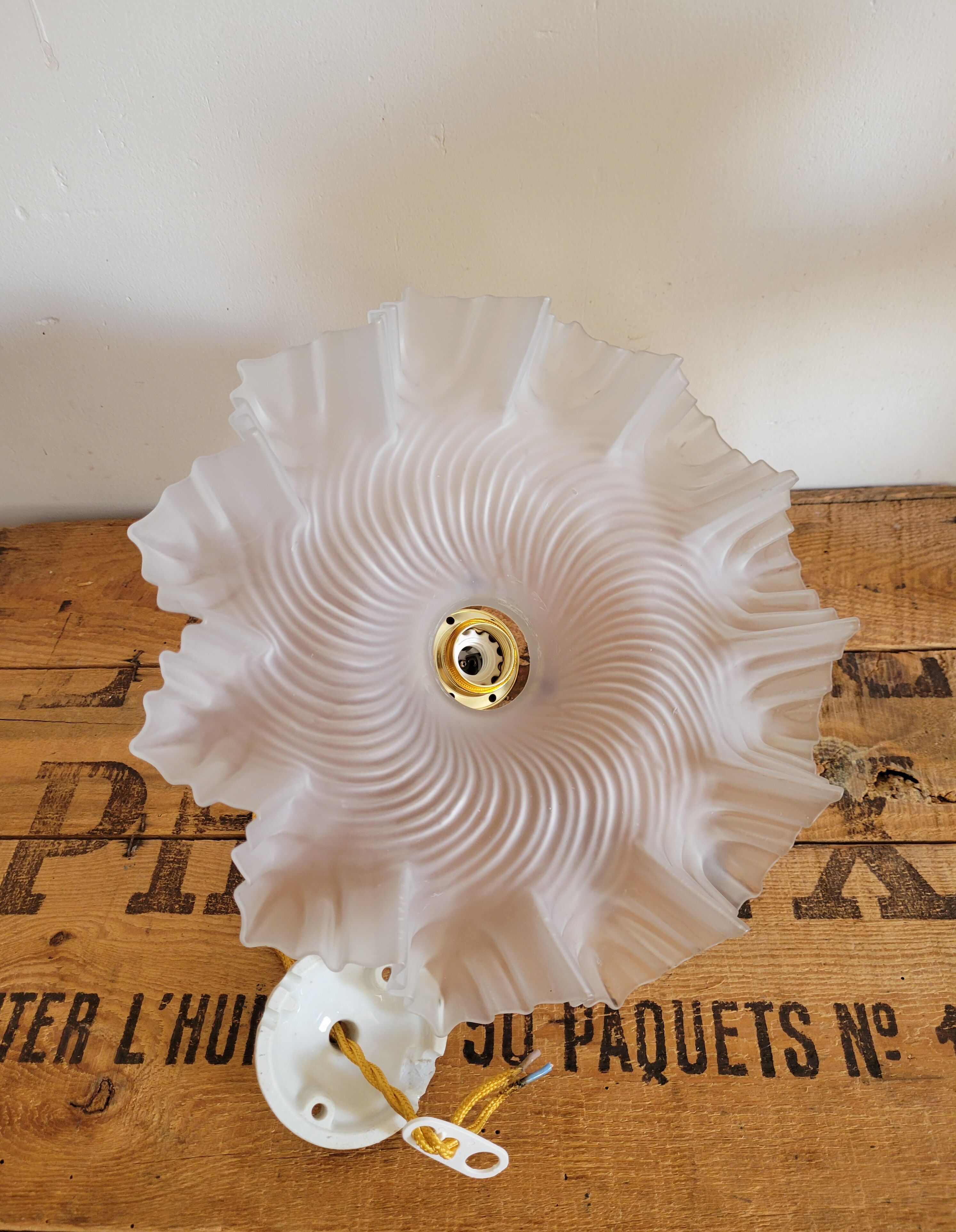 Opaline corolla suspension