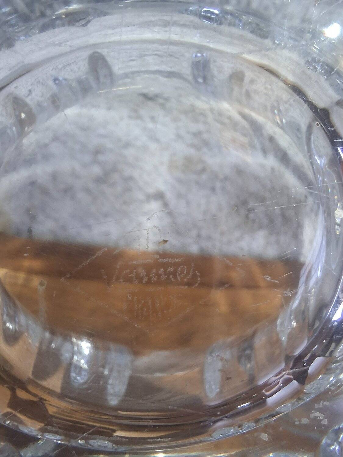 Spectacular centrepiece crystal bowl from Vannes, signed.