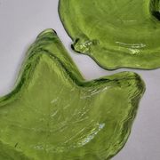 Deux vide poches en verre pressé en forme de feuilles de lierre, 17 cm