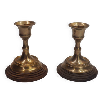 Duo de bougeoirs en laiton doré et bois
