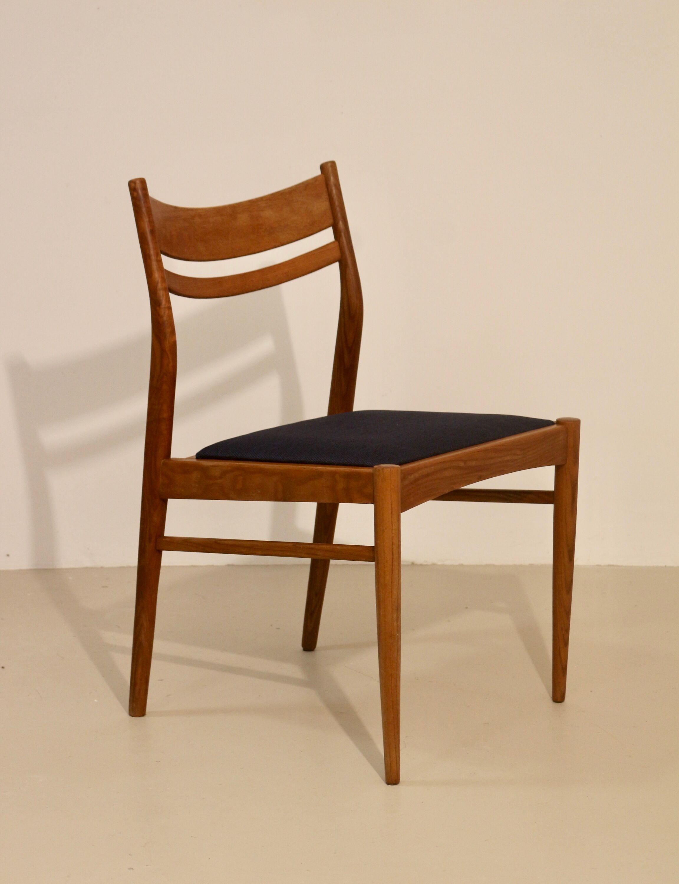 Lot de 4 chaises vintage scandinaves en chêne année 60  Ref. Marcel.