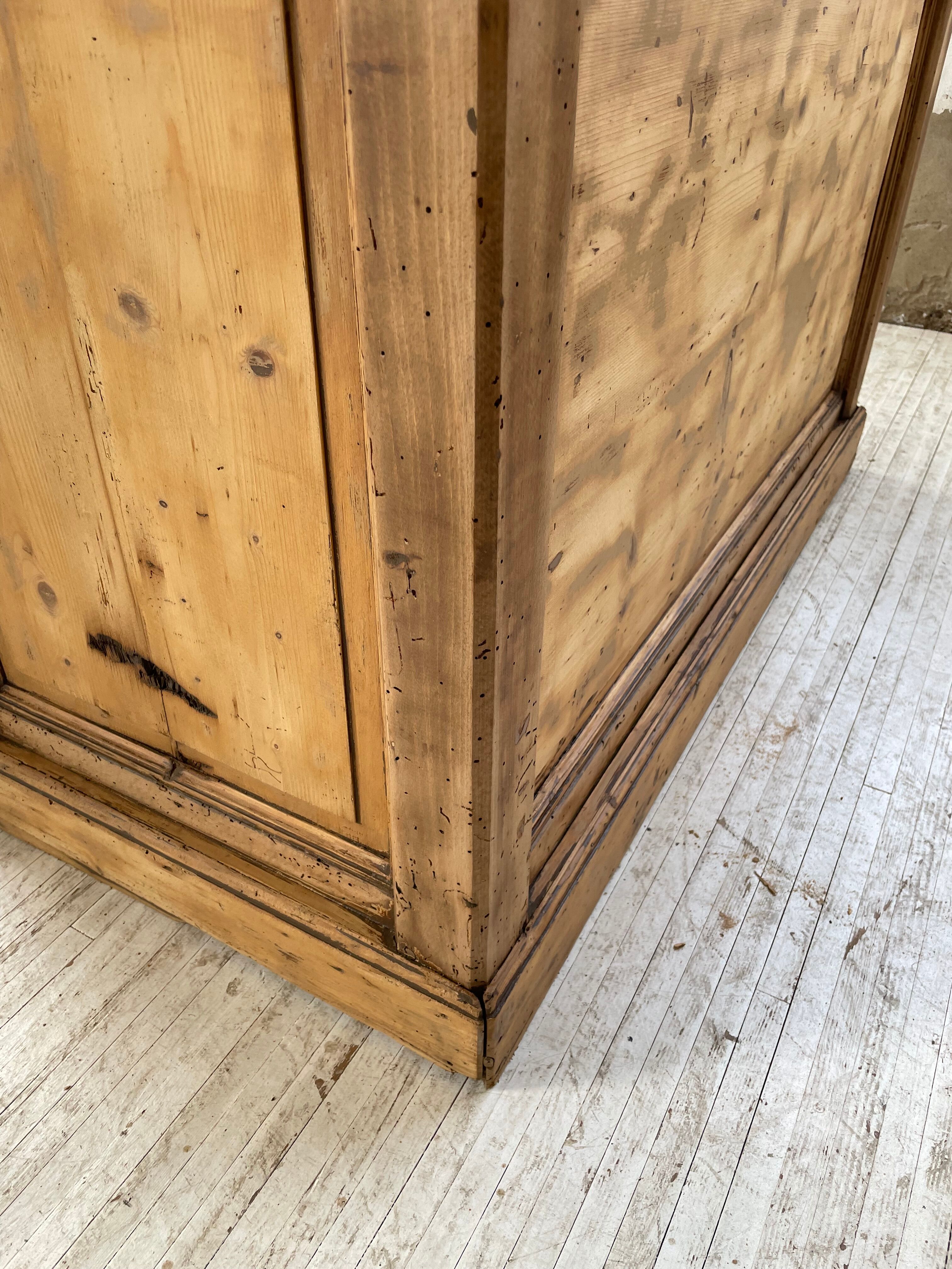 Trading counter central island pine