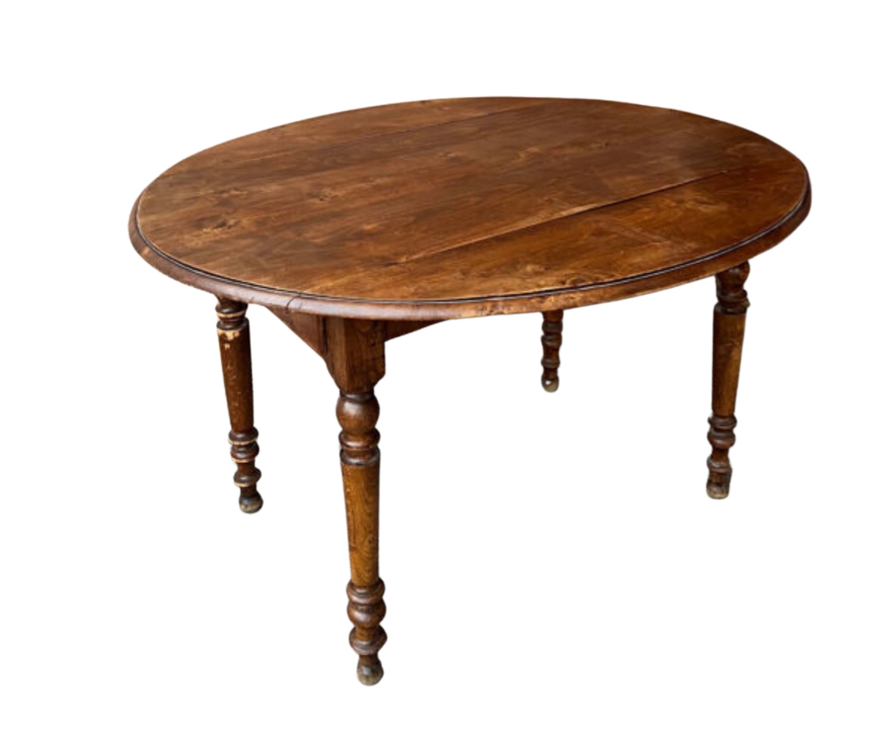 Round (foldable) table in solid wood (walnut)