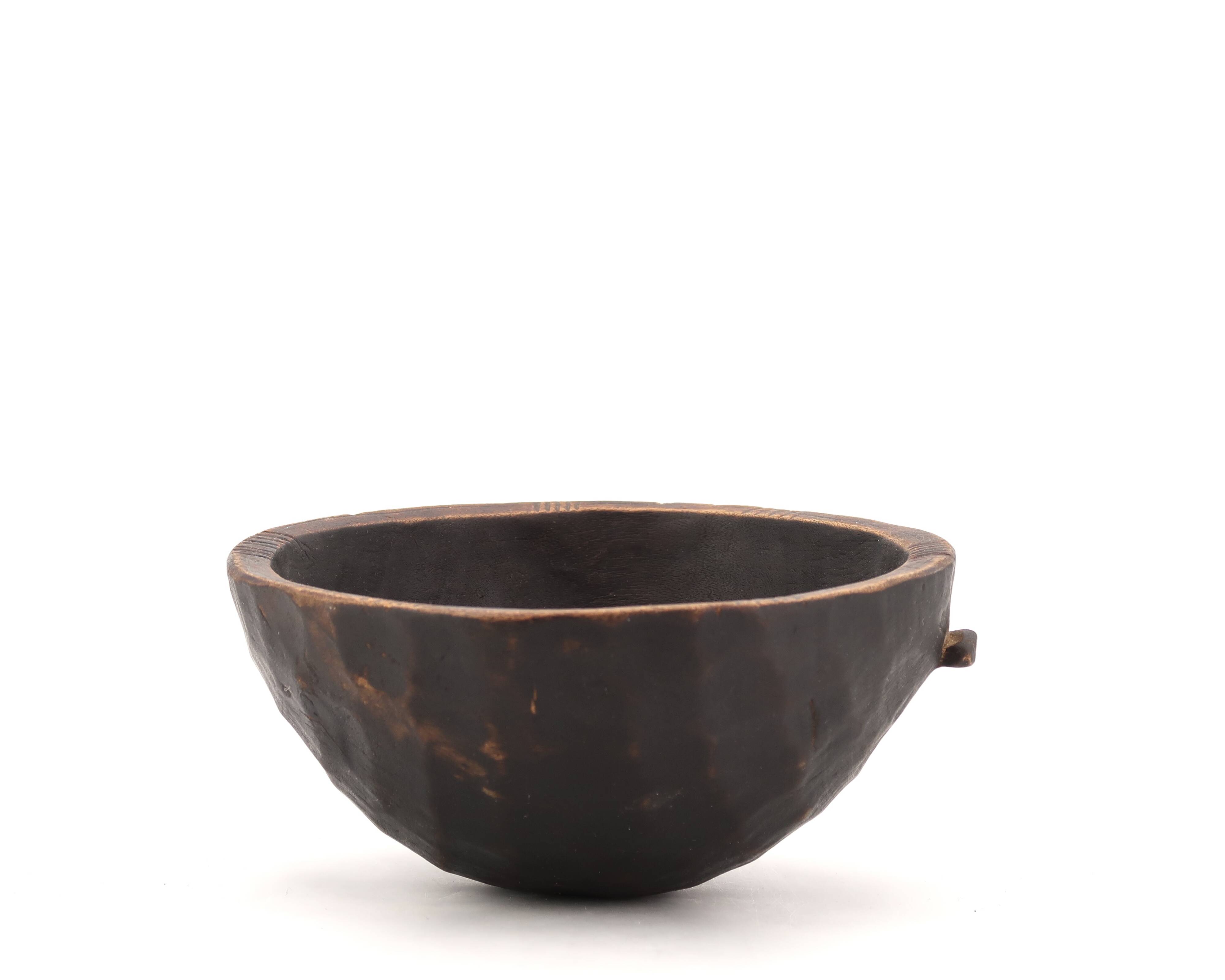 Empty African tumbler pocket dish in blackened wood, 1970s