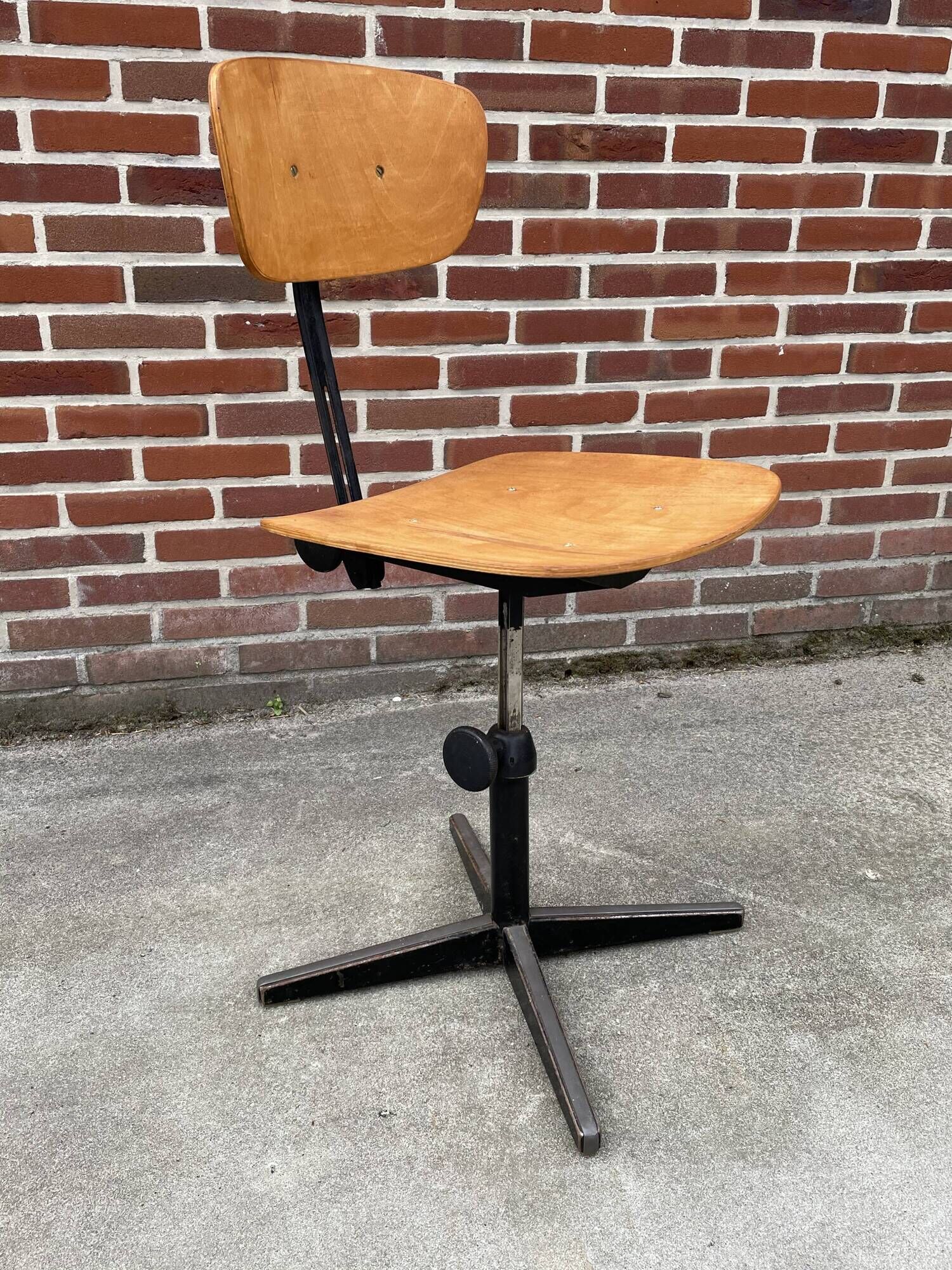 Friso Kramer Ahrend vintage work chair from Cirkel chair workshop design
