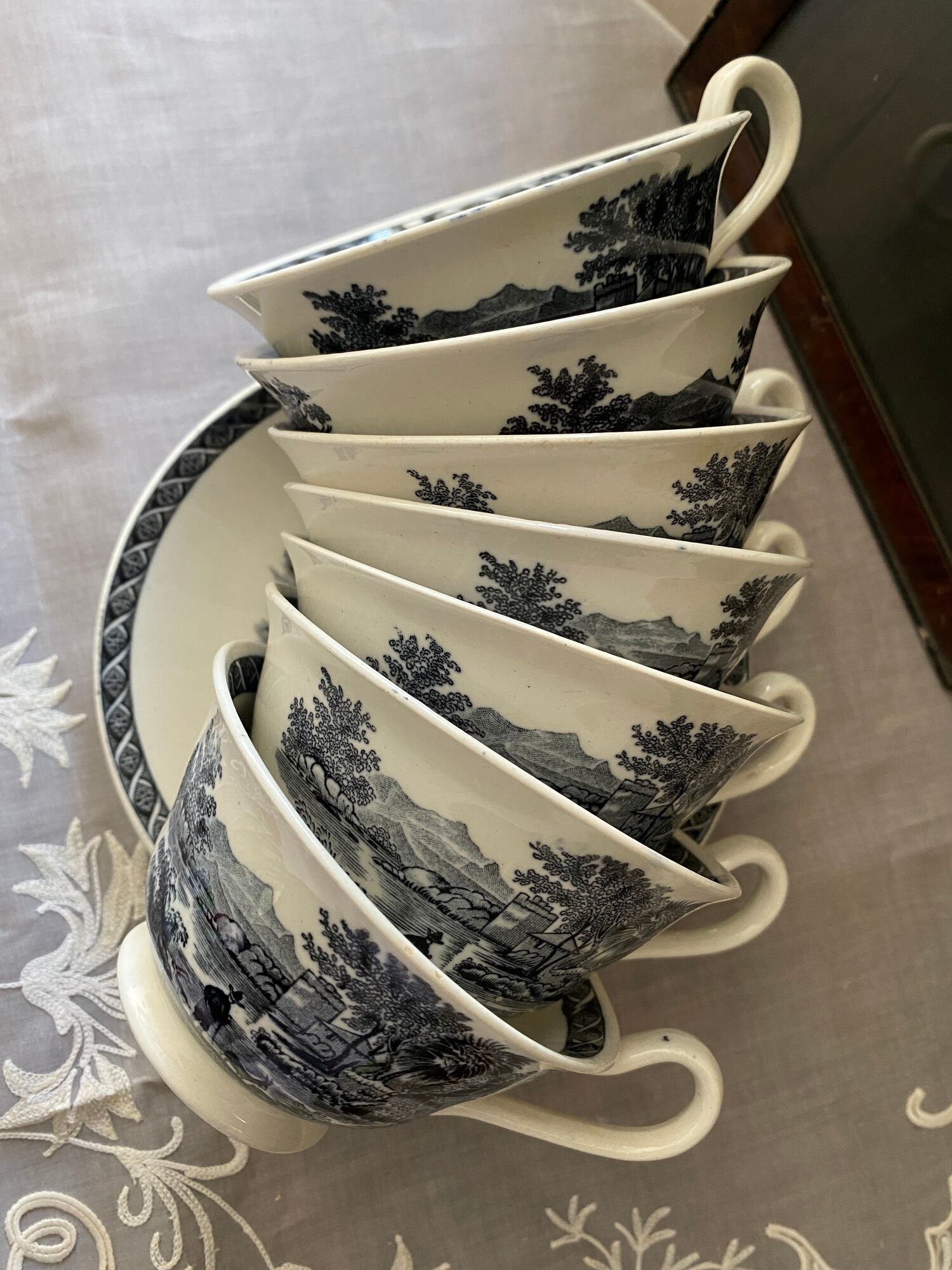 7 tea cups and 7 sub-cups in Wedgwood porcelain model "Lugano"