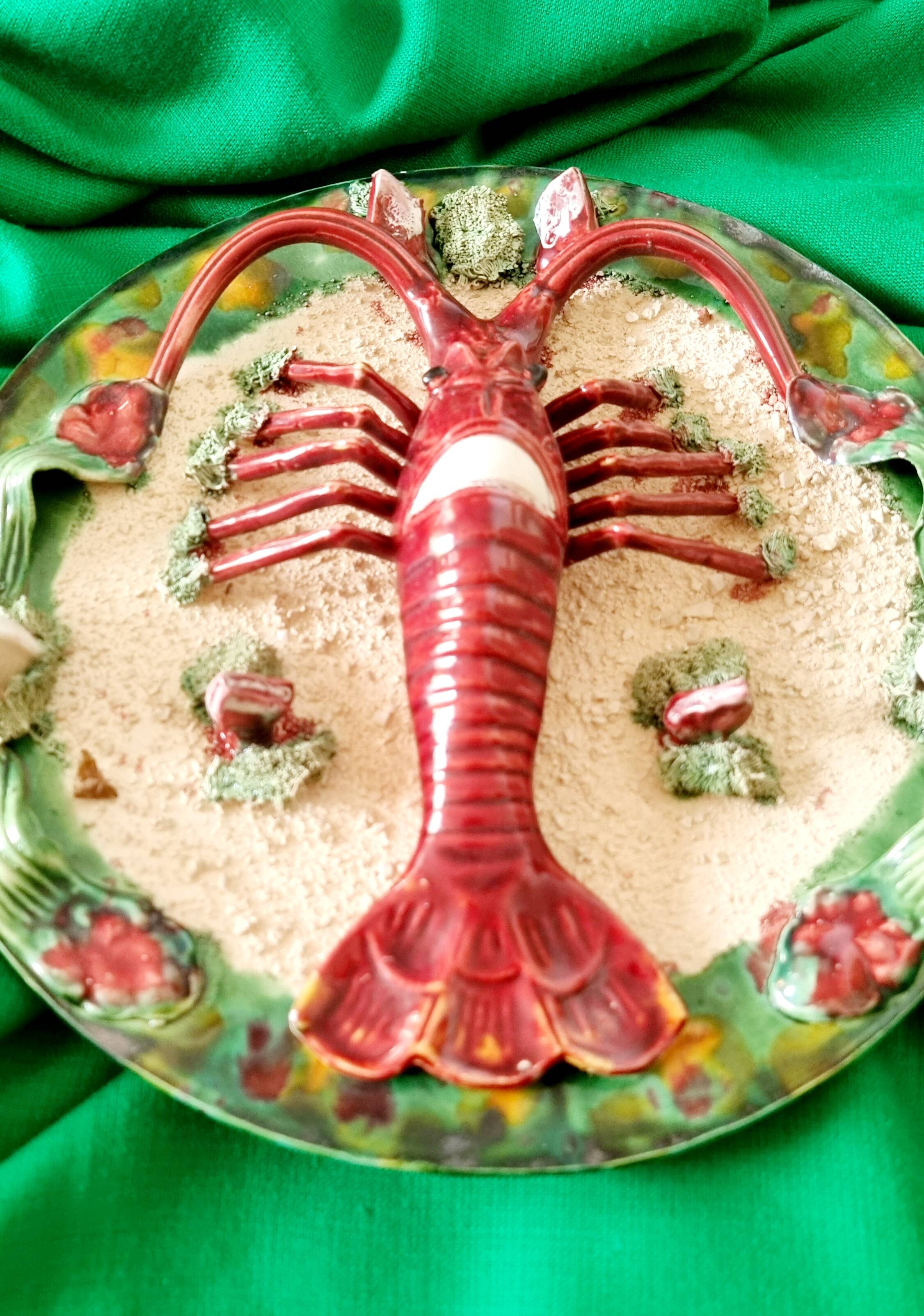Assiette ancienne spectaculaire en céramique barbotine, ornée d'un homard