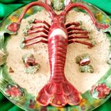 Assiette ancienne spectaculaire en céramique barbotine, ornée d'un homard