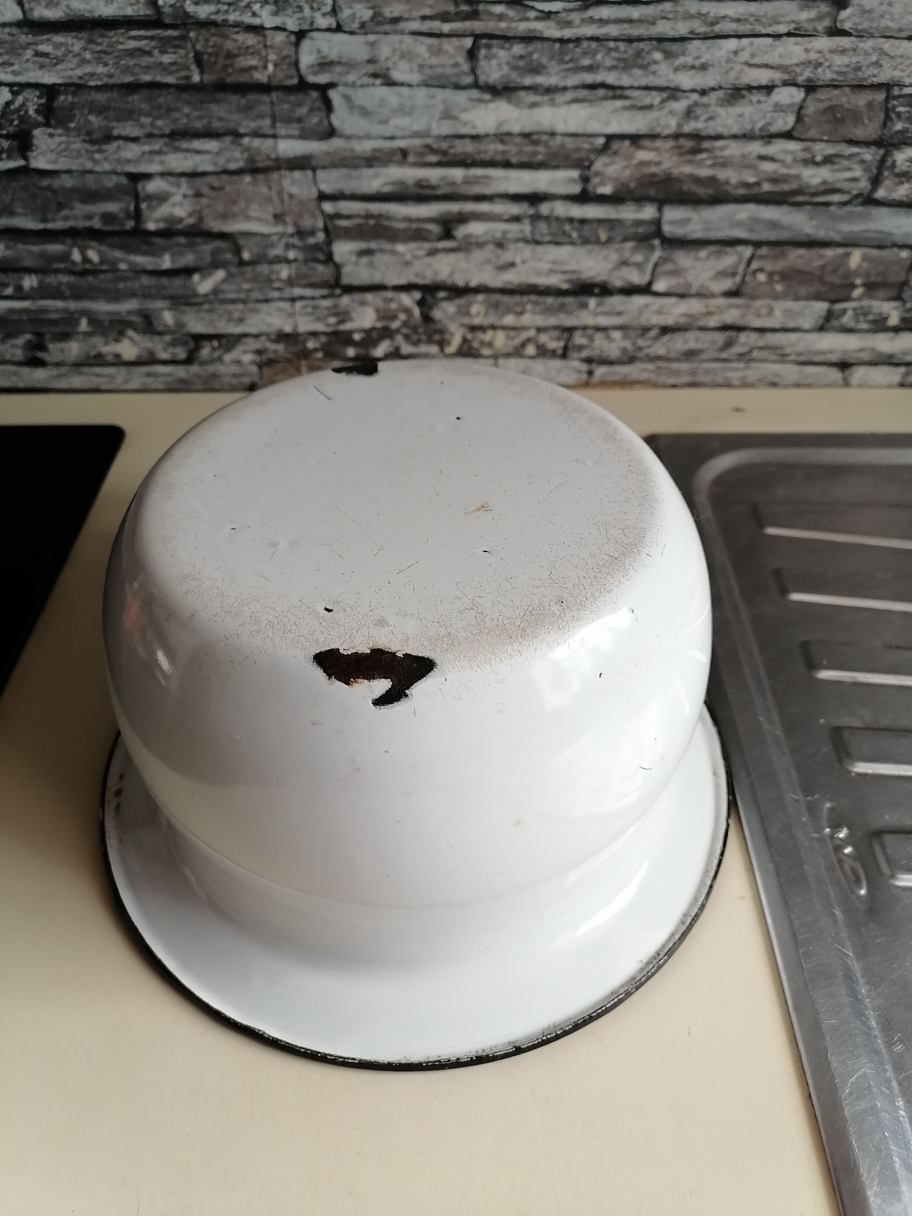 1900 white enamelled pot