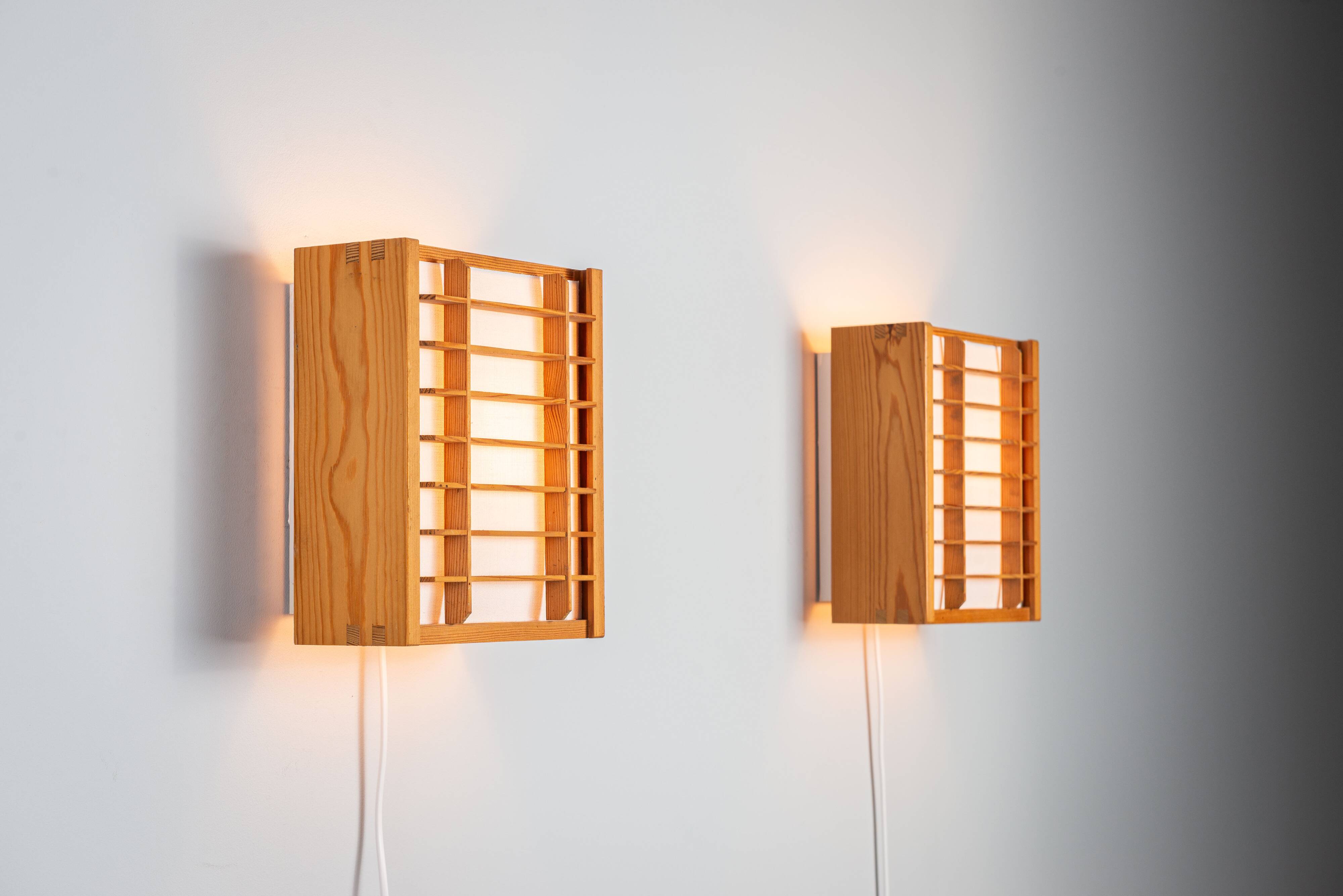 Paire de lampes murales en pin produites par Alda Sweden