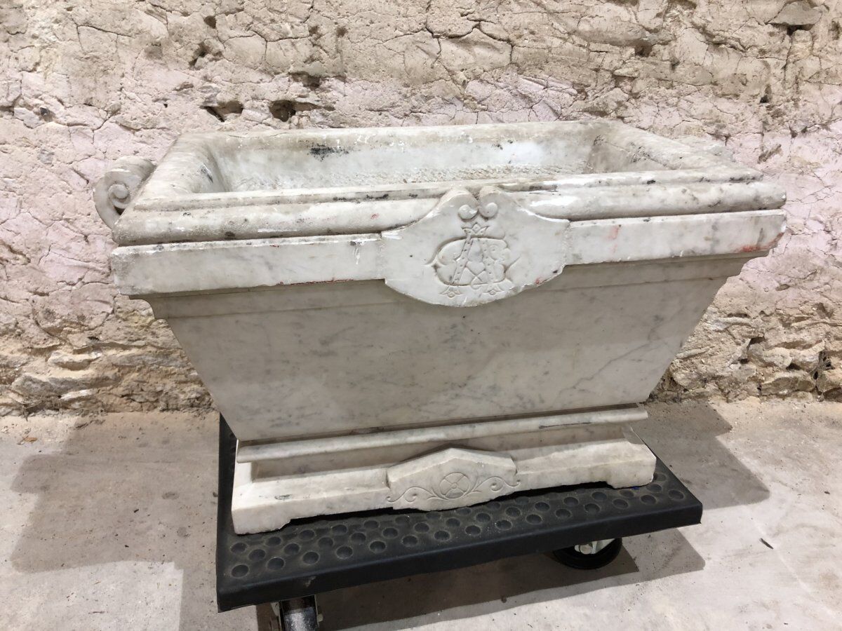 Gardener XVIIIth, century in molded marble, carved