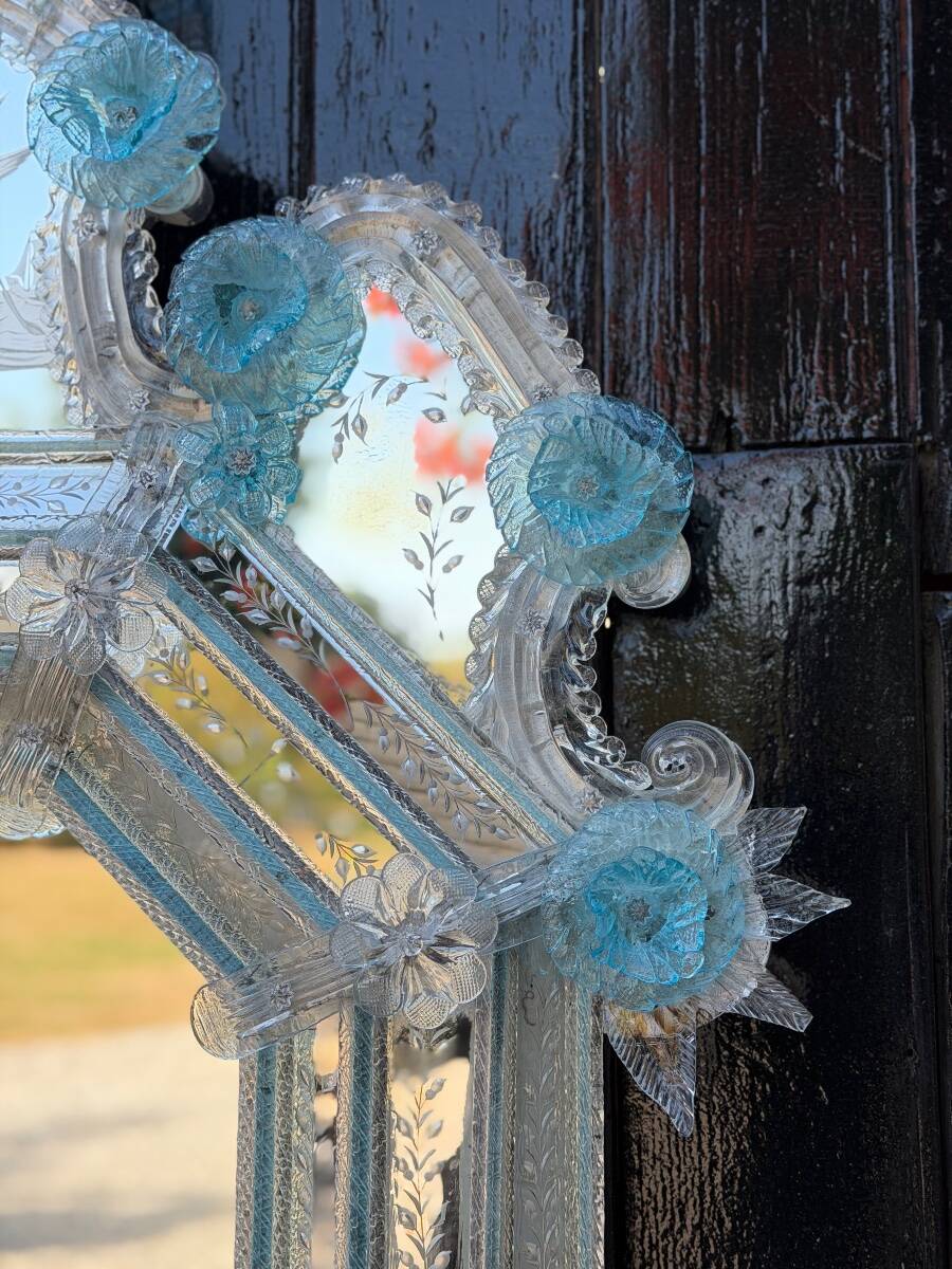 Venetian mirror in colourless and blue Murano glass, circa 1930.