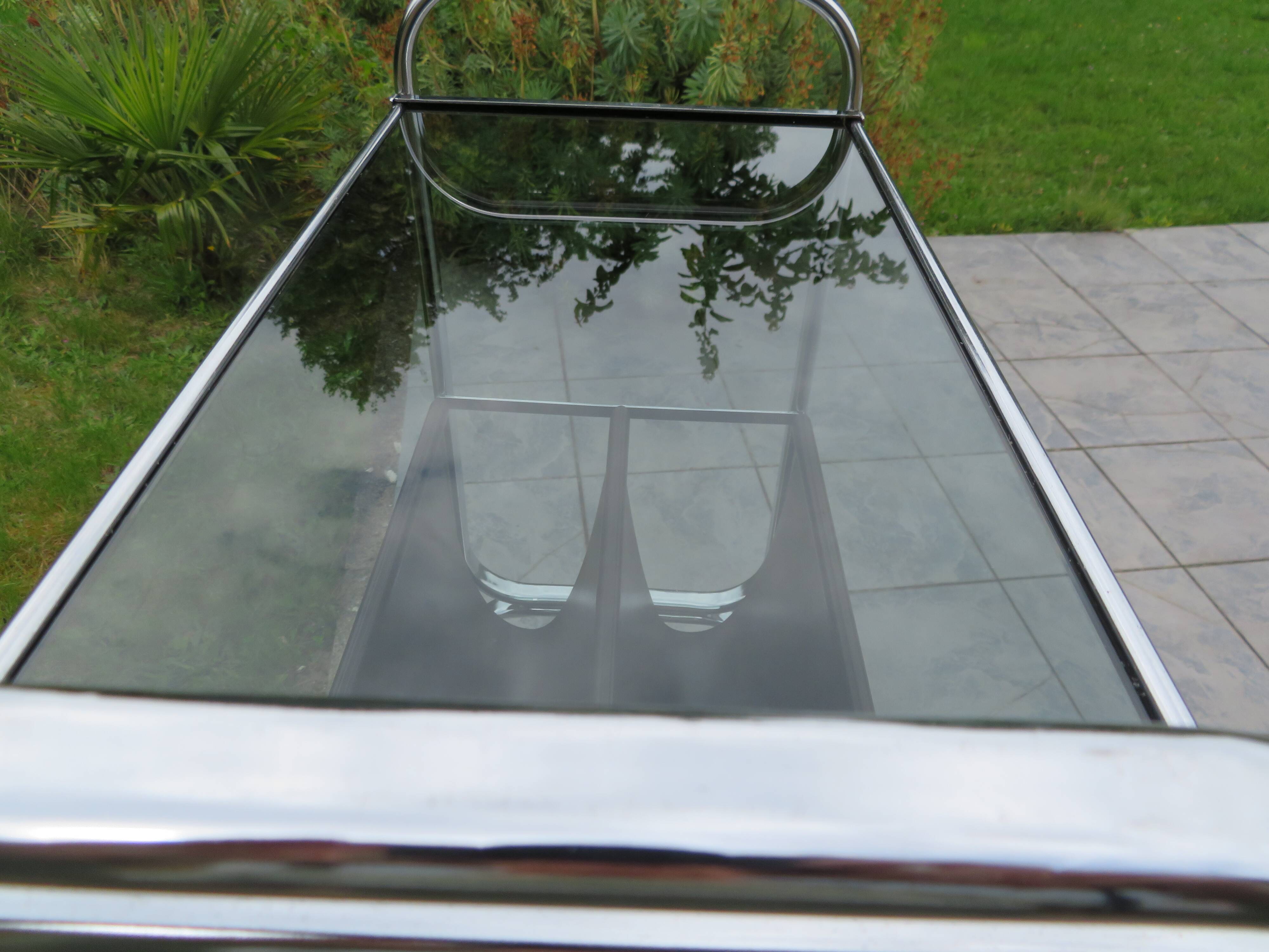 Porte-revue chrome et cuir avec tablette en verre