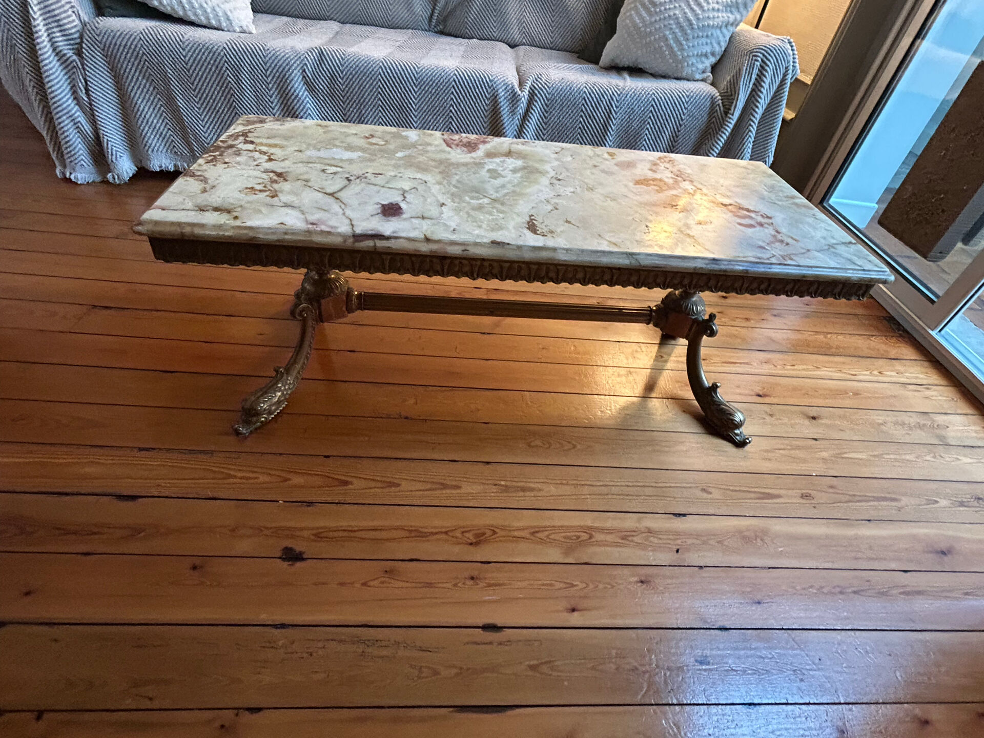 Table basse en onyx et laiton