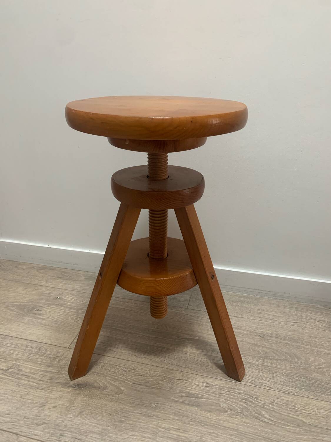 Watchmaker's stool with screw