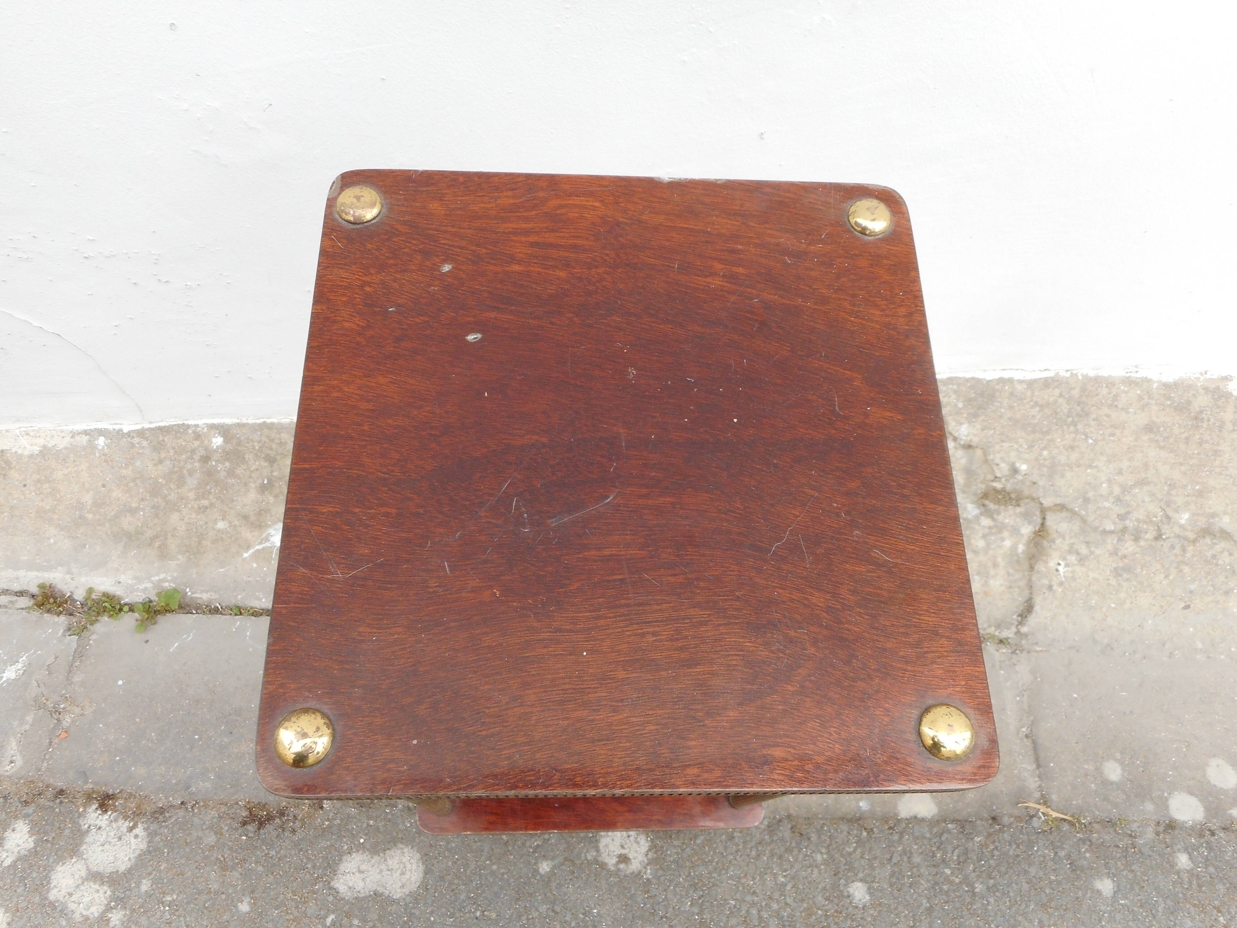 Formica and metal selette