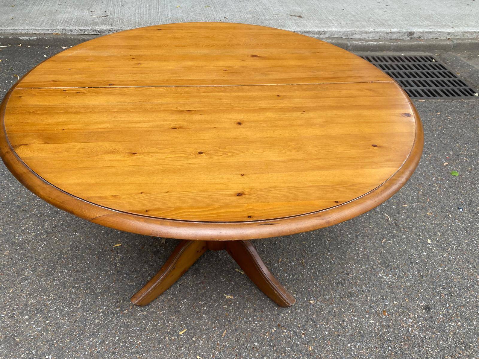 Round table in solid pine with a central baluster leg from 1980.