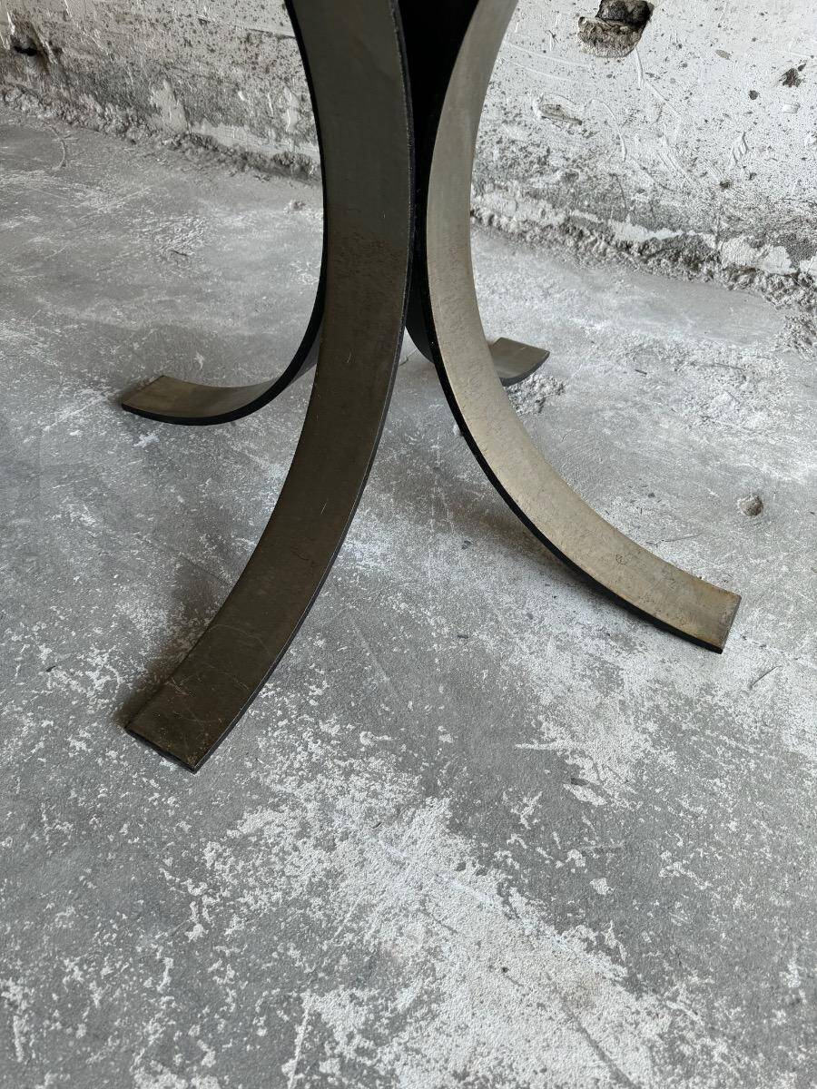 Table d'appoint élégante en bois brun foncé, style années 1950, rare et raffinée. Dimensions : 134 × 67 × 67 cm.