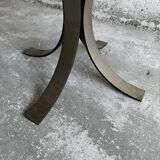 Table d'appoint élégante en bois brun foncé, style années 1950, rare et raffinée. Dimensions : 134 × 67 × 67 cm.