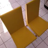 Paire de chaises jaunes skaï jaune années 60