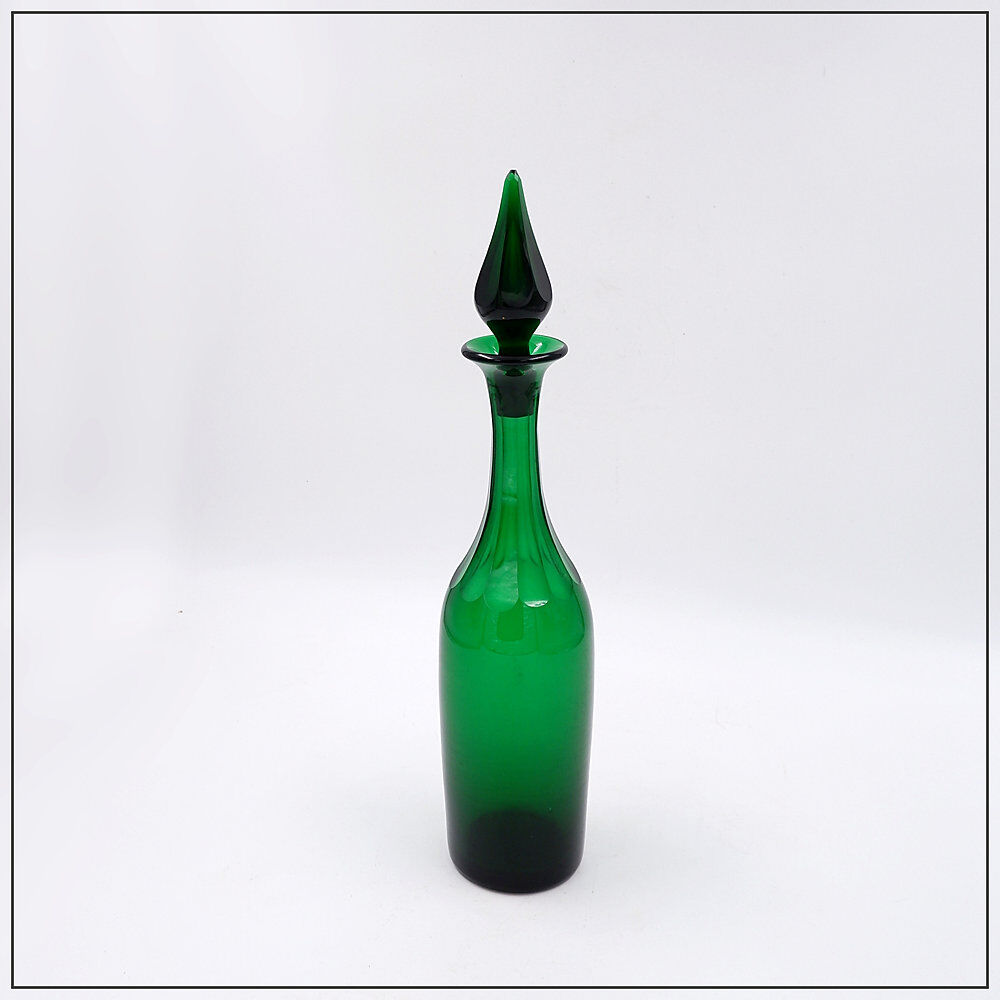 Green glass carafe from the 19th century - England, circa 1870.