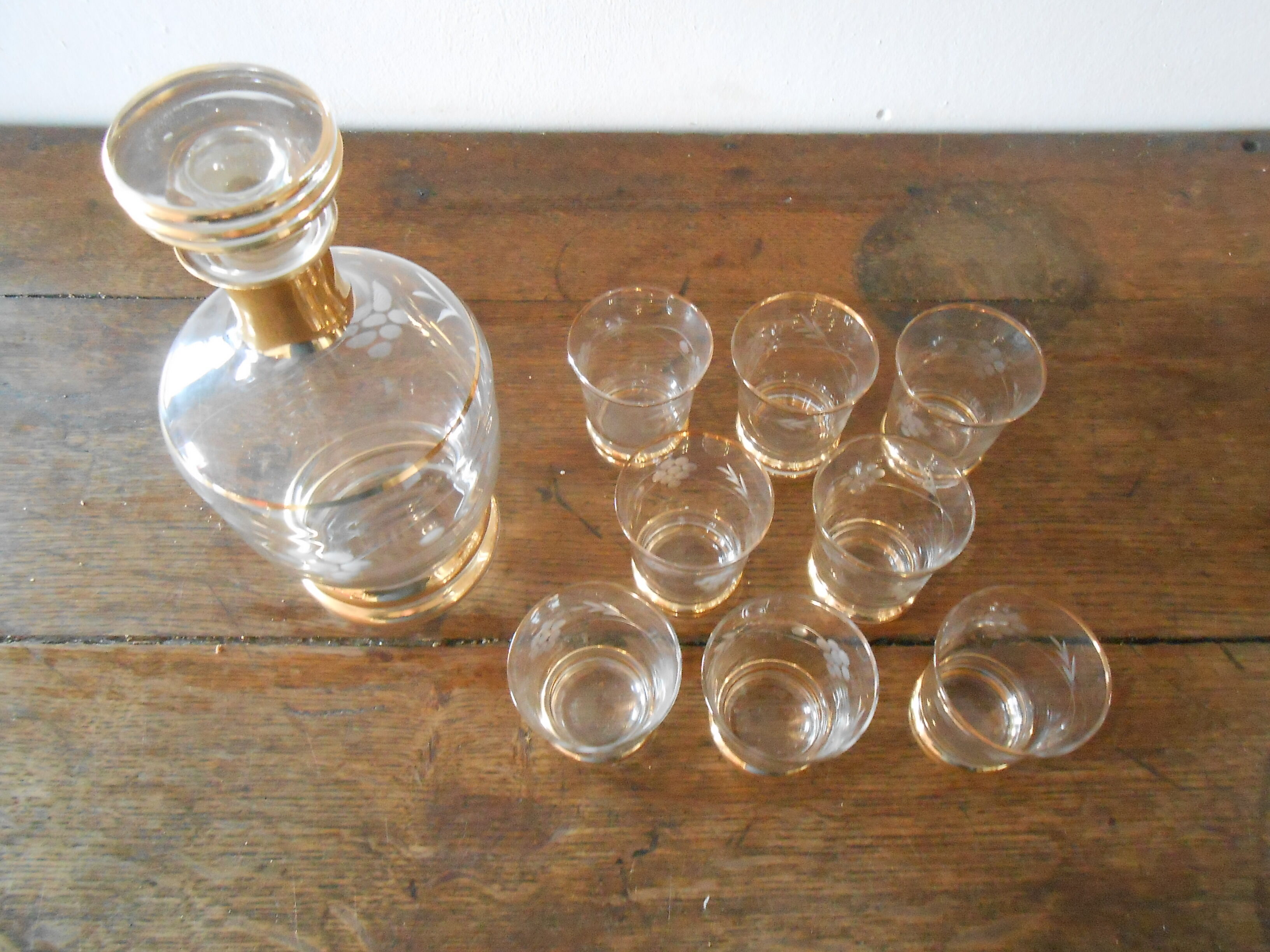 Carafe and its 8 glasses