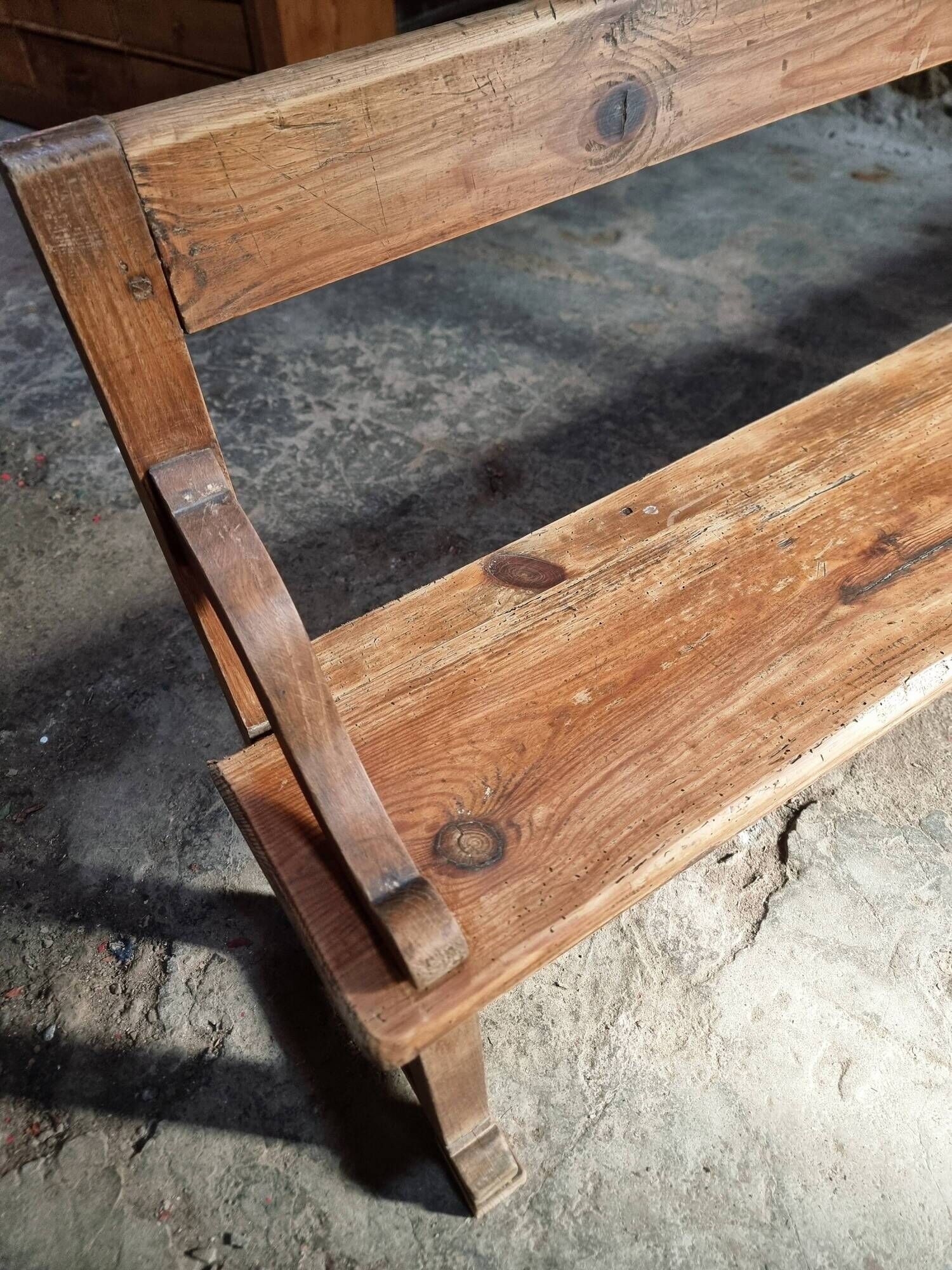 Grand banc ancien en bois avec dossier – fin XIXe siècle, pin et chêne