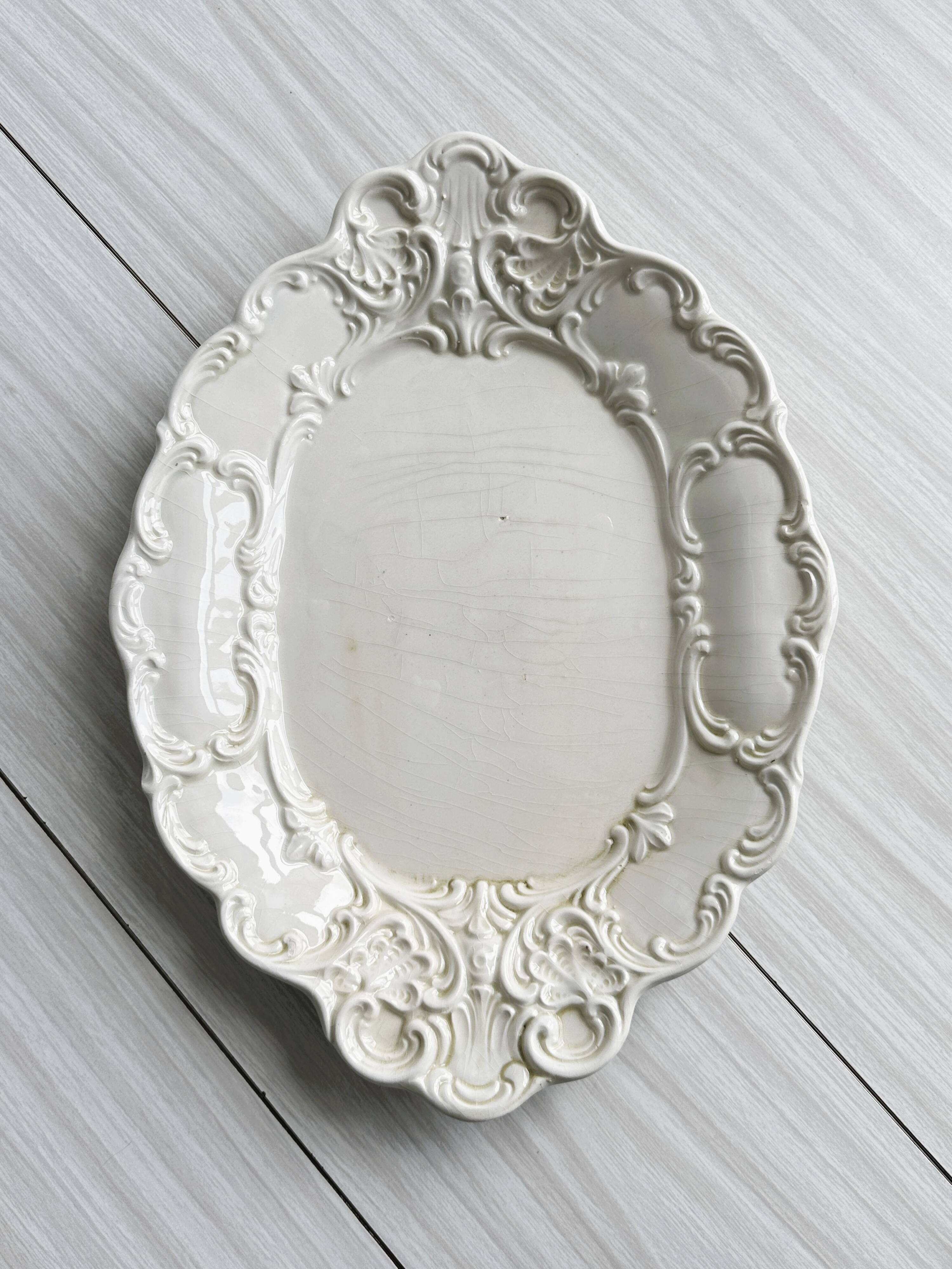 Plat ancien en céramique travaillée