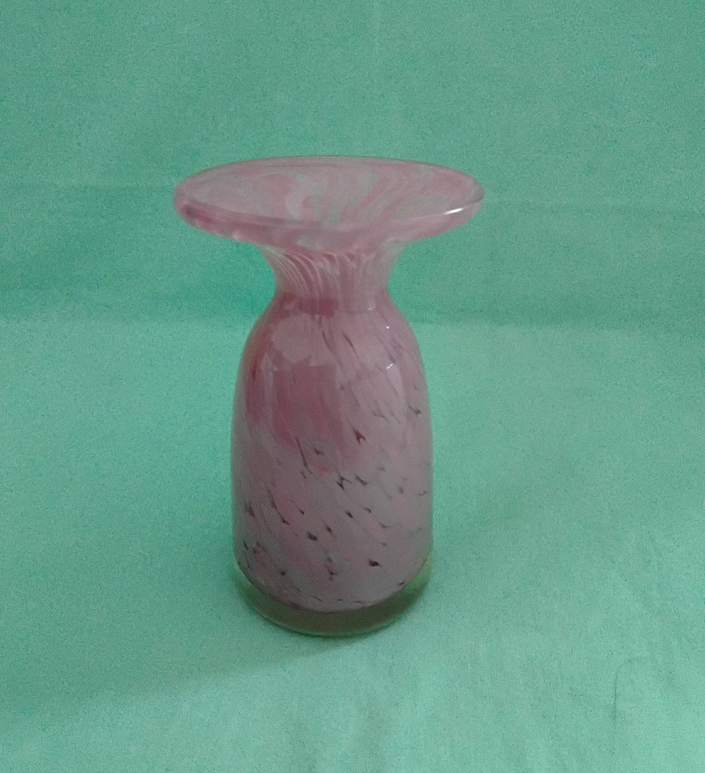 Vase en verre rose