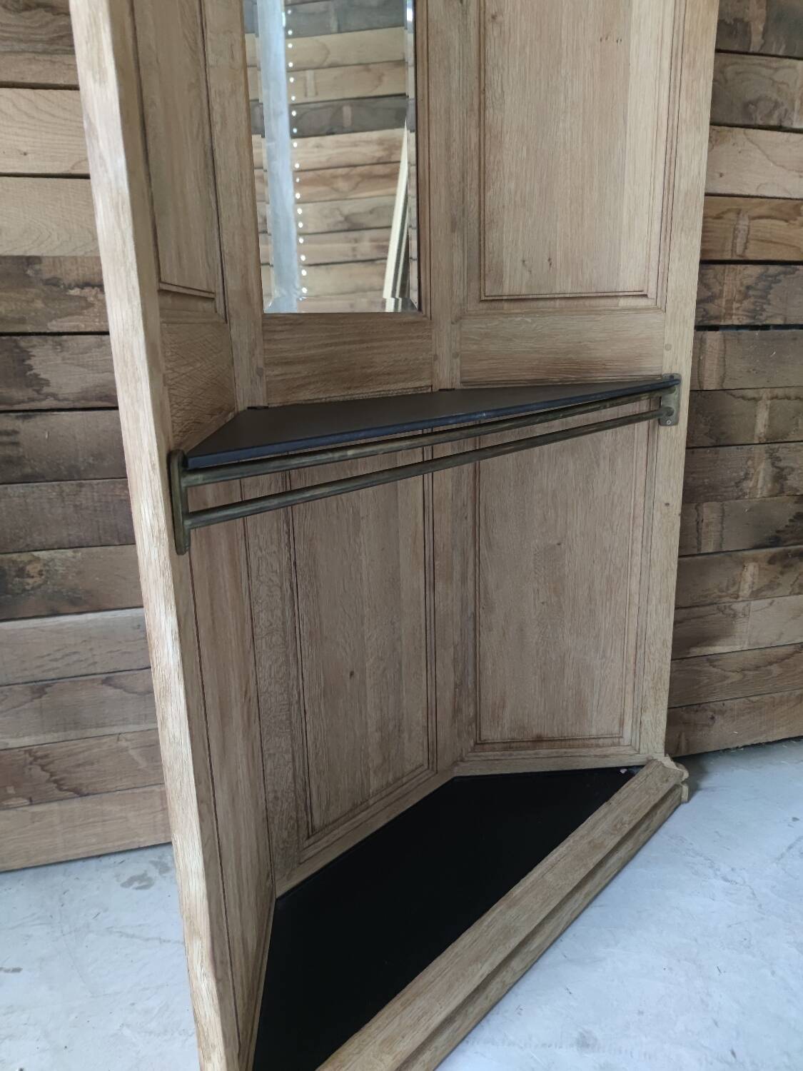 Corner coat rack in oak