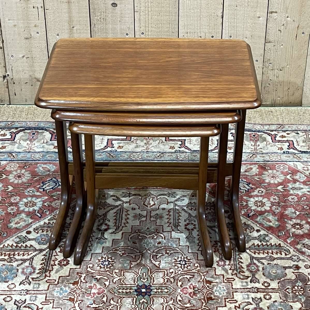 Suite de 3 tables gigognes en teck des années 70