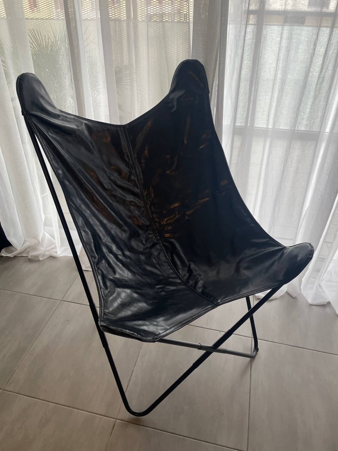 Fauteuil papillon en similicuir en parfait état